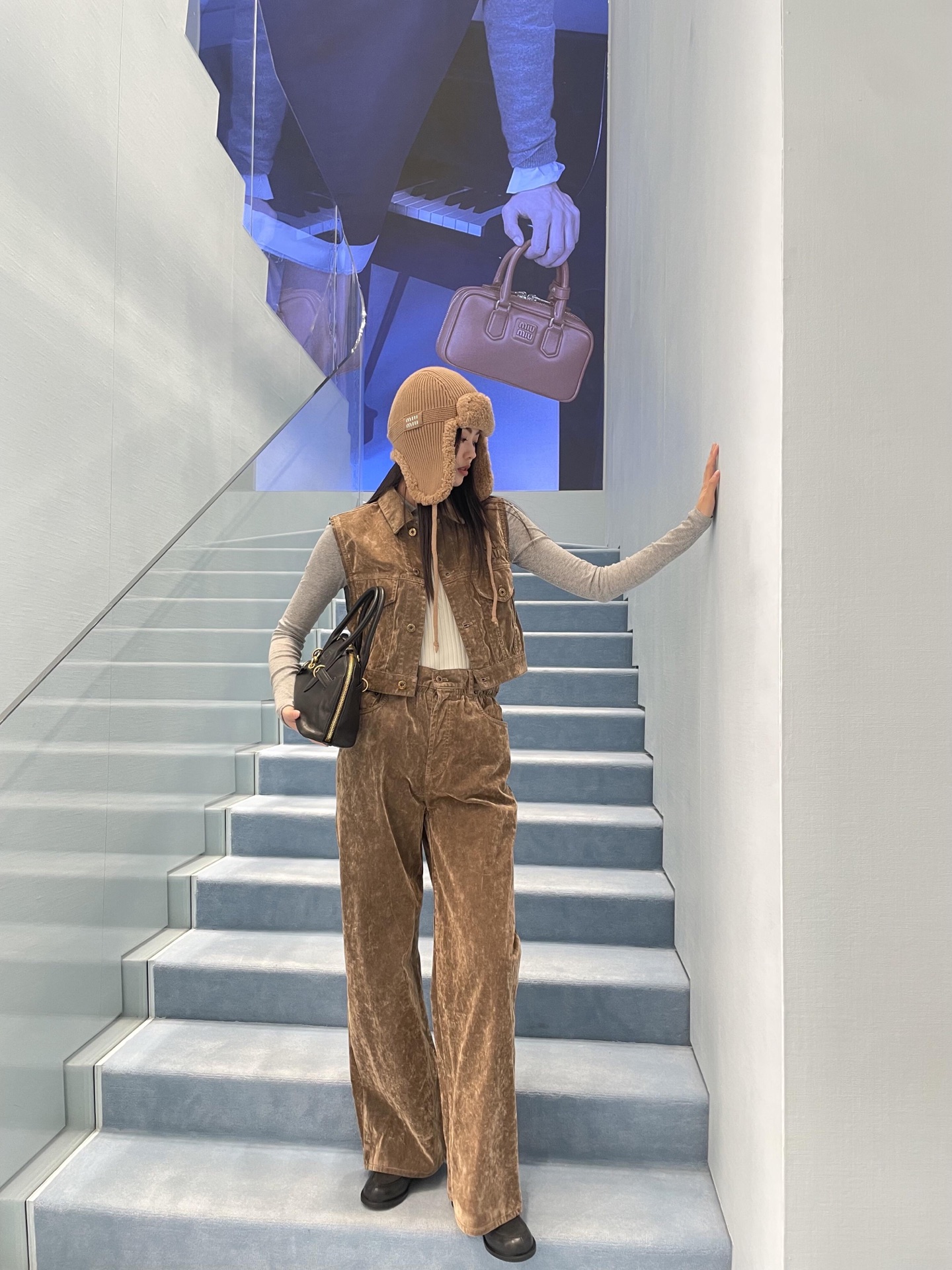 NO:424046,Miumi* 25Ss spring and summer new style retro old high waist wide-leg trousers | Exclusive yb development!  High-end production!  Use imported velvet fabric, with high-quality texture and a crisp style. The unique old-fashioned process adds the texture of the years and highlights the personality attitude. The high-waisted elastic waist design is comfortable and optimizes the body proportions. The loose and wide-legged version covers the flesh and makes it look thin and first-class. Whether it is matched with a simple short top or a casual shirt, it can easily create a casual and fashionable street-breaking style. On sale in stock S/M/L,,miumiu,shirts,alexander wang19860909Miumi* 25Ss春夏新款 复古做旧高腰阔腿长裤丨独家yb开发！高版出品！采用进口丝绒面料,质感高级,版型挺括.独特的做旧工艺,增添岁月质感,彰显个性态度.高腰松紧腰设计,舒适又能优化身材比例.宽松阔腿版型,遮肉显瘦一流,无论是搭配简约短上衣还是休闲衬衫,都能轻松打造出随性又时髦的炸街造型.现货发售 S/M/L,,miumiu,shirts,alexander wang,Women's clothing