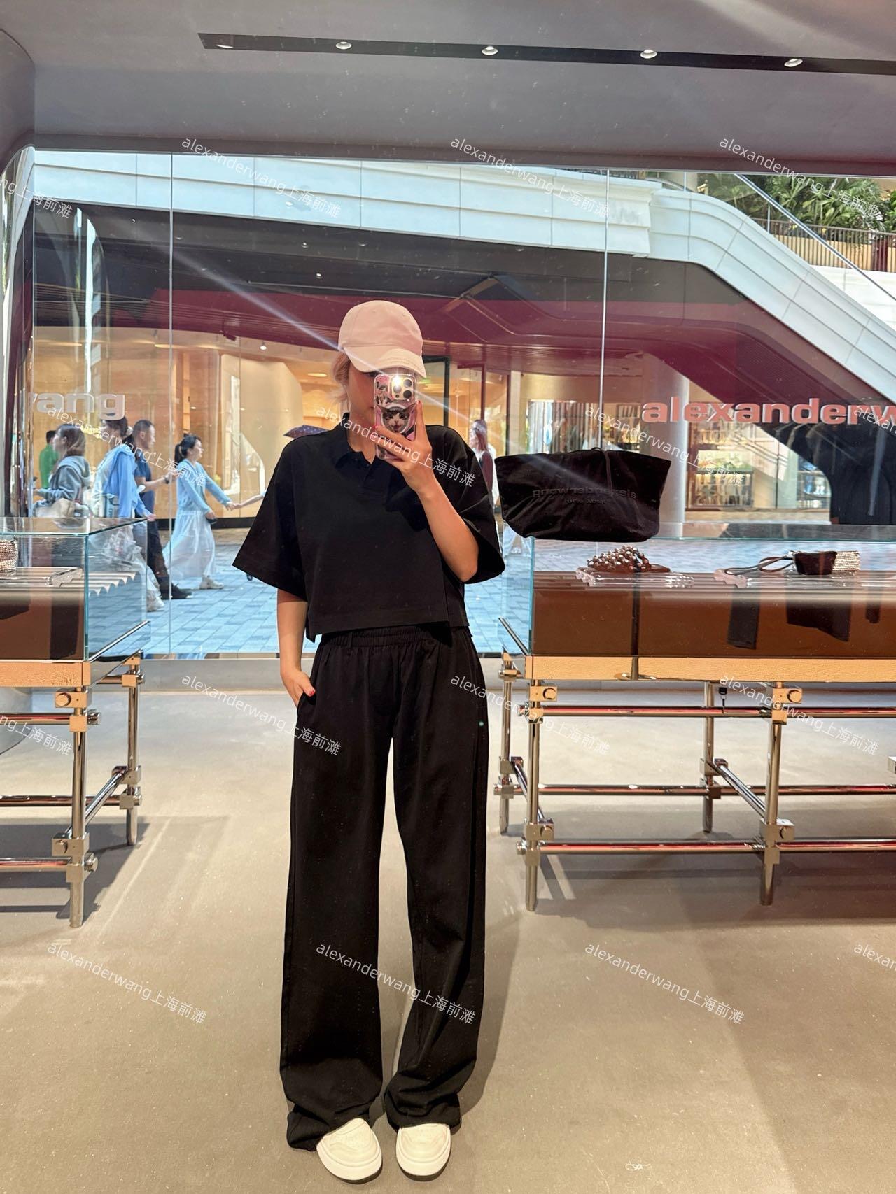 NO:425348,Alex*nder wang 25Ss spring and summer new style embroidered letter short-sleeved lapel T-shirt丨Exclusive yb development!  High-end production!  Customized clean color fabric three-dimensional tailoring design, exquisite design adds a sense of styling. Lapel three-dimensional tailoring. Customized worsted cotton fabric. More brand fashion style. Girls age-reducing campus style. On-site sale S/M/L,,T-shirt,tees,t-shirt,alexander wang19860909Alex*nder wang 25Ss春夏新款 刺绣字母短袖翻领T恤丨独家yb开发！高版出品！定制净色面料立体剪裁设计,精致设计增添造型层次感 翻领立体剪裁 定制精纺纯棉面料 更具品牌时尚风范 少女减龄校园风 现货发售 S/M/L,,T-shirt,tees，t-shirt,alexander wang,Women's clothing