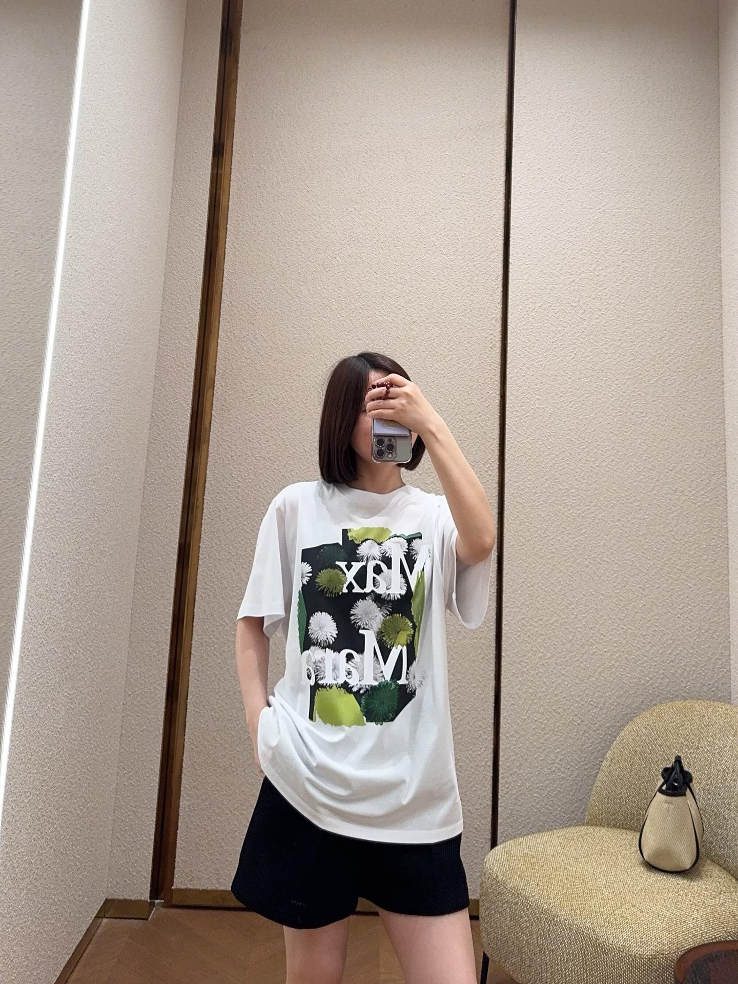 NO:425362,Max mar* 25Ss spring and summer new style printed round neck short-sleeved T-shirt | Exclusive yb development!  High-end production!  Customized native cotton material, breathable and comfortable, full texture, loose short-sleeved T-shirt cut, highlighting the brand style, made of gram-weight pure cotton, full of drape, presenting a slimming visual effect YB development The whole garment chest uses printing technology and contrasting colors to outline the fresh style of dandelion and letter logo patterns. Elegant and artistic sense enhances the brand identity. Fashionable and high-end feel immediately. Create a personal style. Fashionable and relaxed. Single wear and inner wear is brilliant and fashionable. Customized surface accessories. On-site S/M/L,, T-shirt,tees, t-shirt,alexander wang19860909Max mar* 25Ss春夏新款 印花圆领短袖T恤丨独家yb开发！高版出品！定制原生全棉材质 透气舒适 质感十足 宽松短袖T恤裁剪 凸显品牌格调 采用克重纯棉制成 垂坠感十足 呈现显瘦视觉效果 YB开发 整件成衣胸前利用印花工艺和撞色勾勒出清新风格的蒲公英和字母徽标图案 优雅艺术感加强品牌标识度 时尚高级感立现 打造个性风格 时髦松弛 单穿内搭都出彩时髦 定制面辅料 现货发售 S/M/L,,T-shirt,tees，t-shirt,alexander wang,Women's clothing