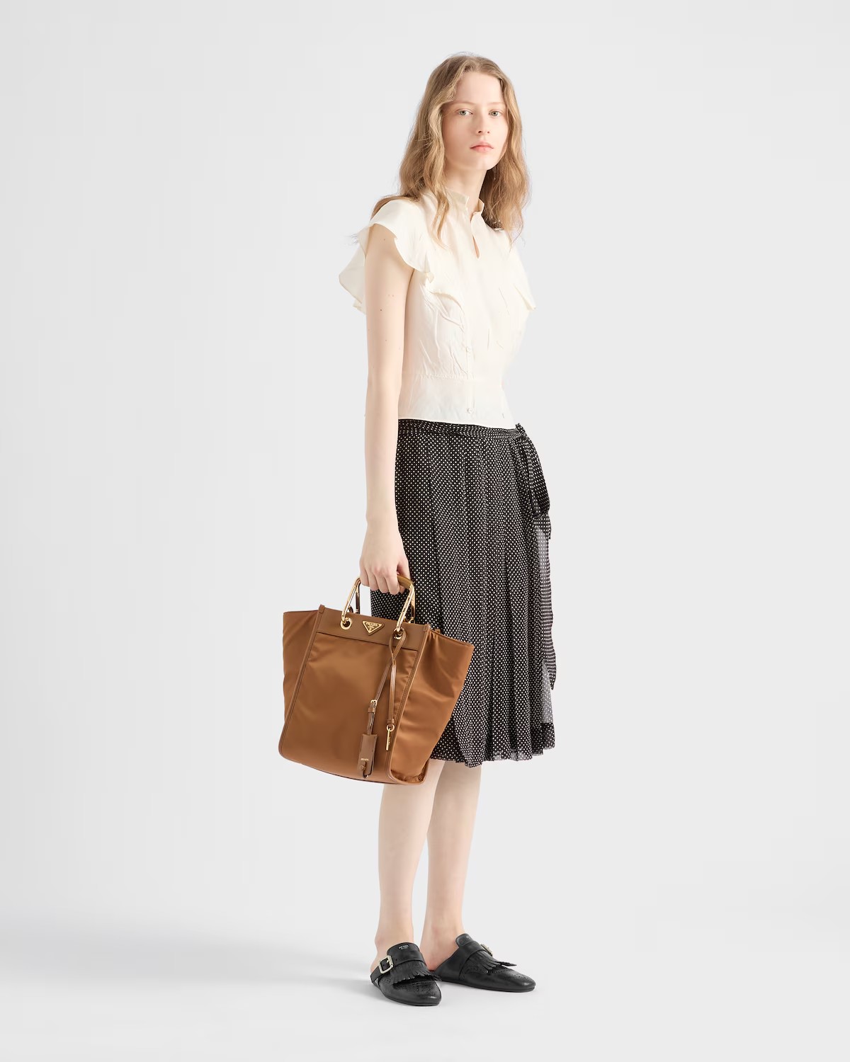 NO:434651,Prad* 25Ss spring and summer new style polka dot printed wrap skirt丨Exclusive yb development!  High-end production!  Imported mulberry silk fabric, this printed chiffon skirt combines exquisite lines and details to exude retro charm. It adopts a wrap-on silhouette, and the front pleats inject agility into the overall silhouette. S/M/L is available in stock, prada, skirts, alexander wang19860909Prad* 25Ss春夏新款 波点印花围裹式半身裙丨独家yb开发！高版出品！进口桑蚕丝面料,这款印花雪纺半身裙结合精致线条与细节,散发复古魅力.采用围裹式廓形,前侧褶裥为整体廓形注入灵动感.现货发售S/M/L,,prada,skirts,alexander wang,Women's clothing