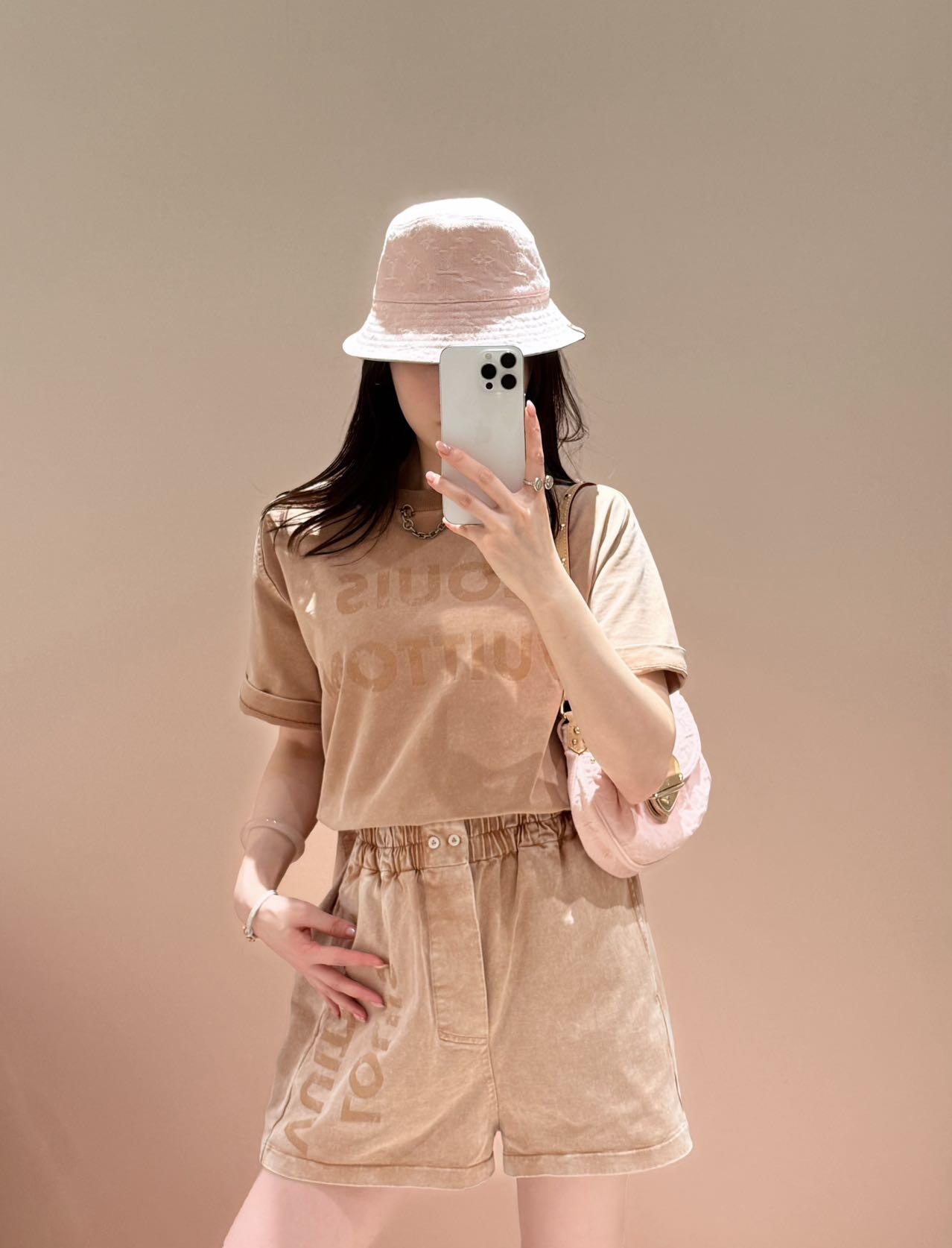 Louis Vuitton 25SS Chain Detail Tee & Distressed Logo Shorts Set