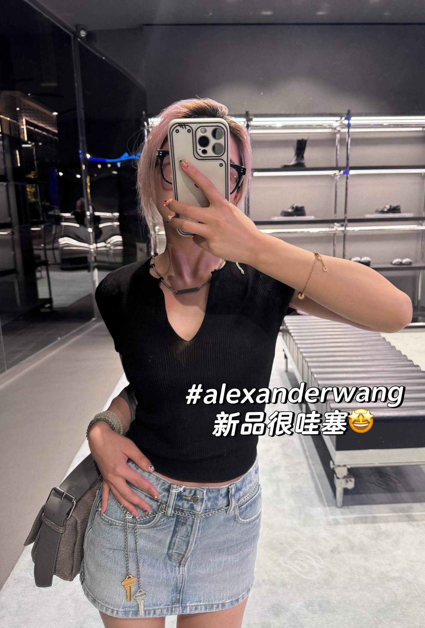 NO:418883,Alexander Wan* 25Ss Spring and Summer New V-neck Chain Knitted Short-sleeved Top丨Exclusive yb development!  High-end production!  Customized yarn material, soft and comfortable, the upper body looks slim, V-neck tailoring combined with metal chain design, sexy and careful pulling full slim cut out body lines, practical and elegant and slim. It looks simple, but in fact there are small designs everywhere, it is really a must-have for hot girls to sell S/M/L, T-shirt, alexander wang19860909Alexander Wan* 25Ss春夏新款 V领链条针织短袖上衣丨独家yb开发！高版出品！定制纱线材质 柔软舒适 上身格外显瘦 V领剪裁结合金属链条设计 性感小心机拉满修身剪裁勾勒身体线条,实穿又优雅显瘦.看着简单,实则到处都是小心机设计,真的是辣妹必入款现货发售S/M/L,,T-shirt,alexander wang,Women's clothing