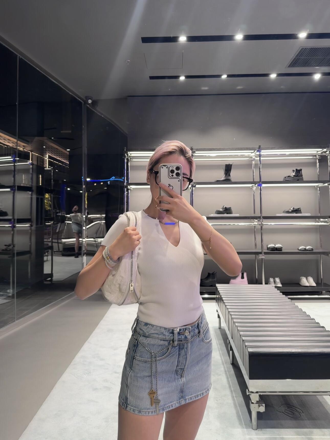 NO:418905,Alexander Wan* 25Ss Spring and Summer New V-neck Chain Knitted Short-sleeved Top丨Exclusive yb development!  High-end production!  Customized yarn material, soft and comfortable, the upper body looks slim, V-neck tailoring combined with metal chain design, sexy and careful pulling full slim cut out body lines, practical and elegant and slim. It looks simple, but in fact there are small designs everywhere, it is really a must-have for hot girls to sell S/M/L, T-shirt, alexander wang19860909Alexander Wan* 25Ss春夏新款 V领链条针织短袖上衣丨独家yb开发！高版出品！定制纱线材质 柔软舒适 上身格外显瘦 V领剪裁结合金属链条设计 性感小心机拉满修身剪裁勾勒身体线条,实穿又优雅显瘦.看着简单,实则到处都是小心机设计,真的是辣妹必入款现货发售S/M/L,,T-shirt,alexander wang,Women's clothing