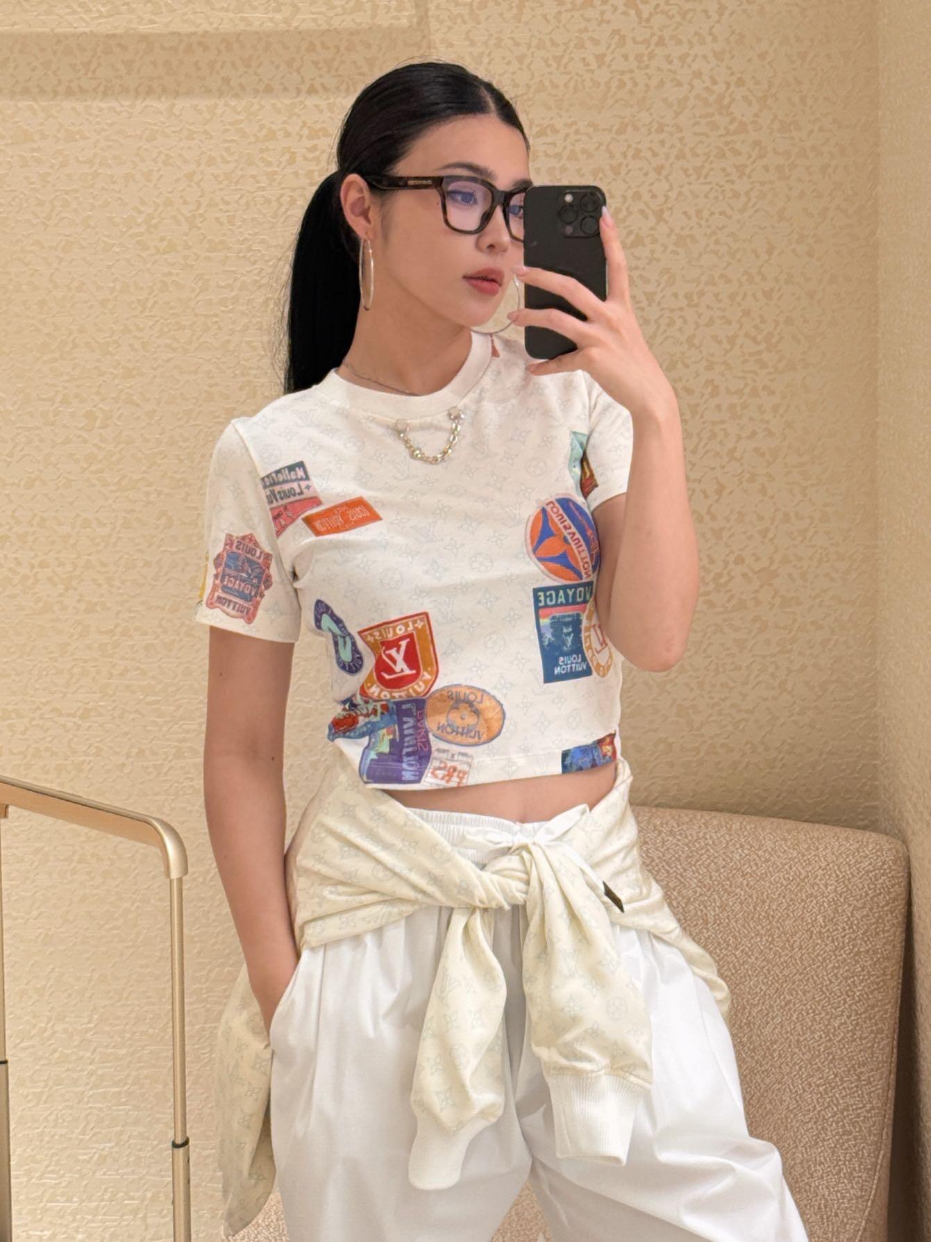 NO:418926,Louis Vuitto* 25Ss Spring and Summer New Monogram Full-print Pattern Badge Pretty Short T-shirt 丨Exclusive yb development!  High-end production!  Decorated with chain decoration, classic dark pattern presbyterian with colorful flying badge pattern, fashionable and high-end imported pure cotton material, comfortable and skin-friendly, short style, slim and versatile upper body, on-site S/M/L,,louis vuitton,tees, t-shirt,alexander wang19860909Louis Vuitto* 25Ss春夏新款 Monogram满印图案徽章老花短款T恤 丨独家yb开发！高版出品！饰以链条装饰点缀 经典暗纹老花搭配彩色飞行徽章图案 时髦高级 进口纯棉材质 舒适亲肤 短款版型 上身显瘦又百搭 现货发售S/M/L,,louis vuitton,tees，t-shirt,alexander wang,Women's clothing