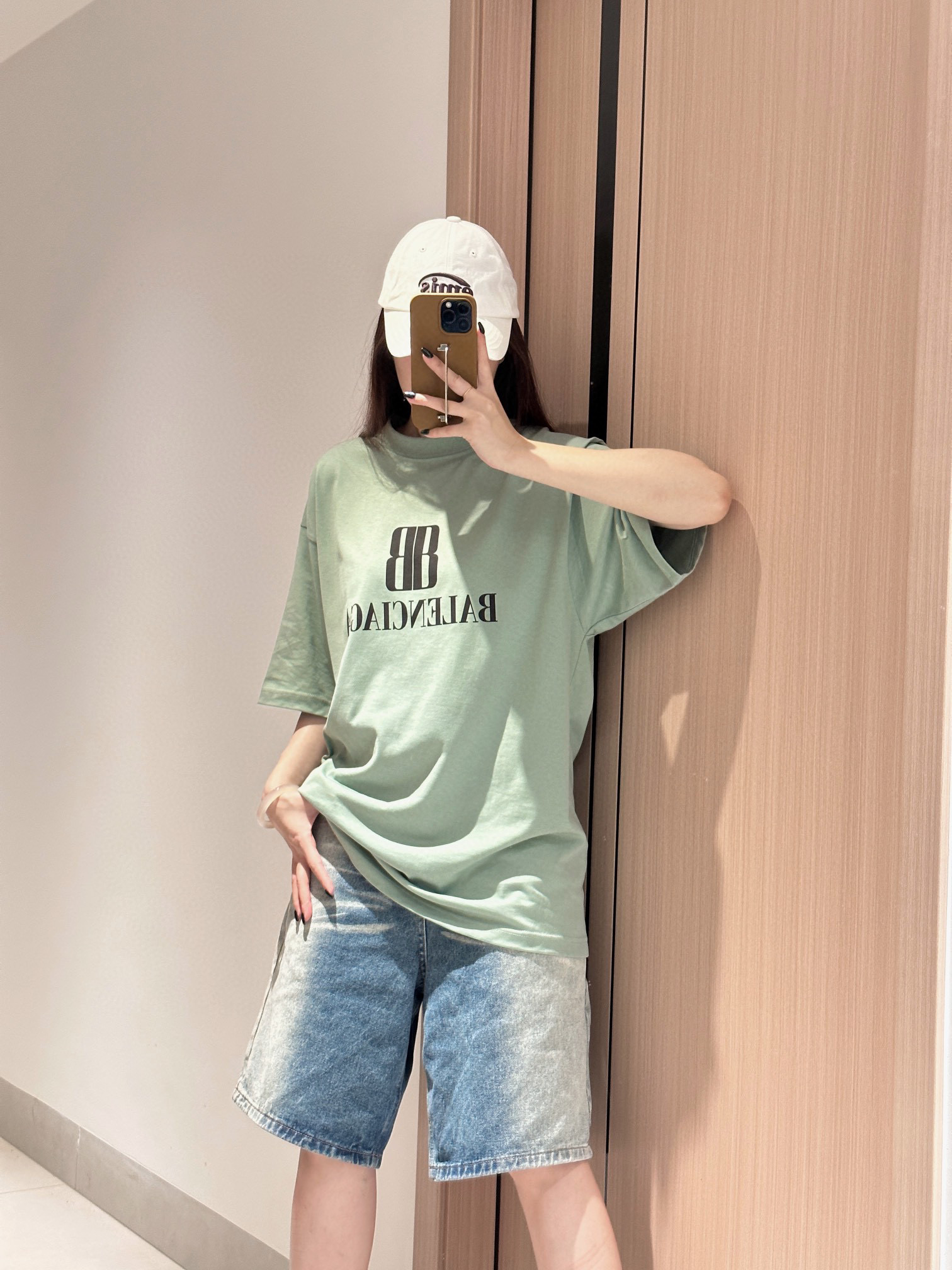 NO:418827,Balenci*ga 25Ss spring and summer new style BB printed short-sleeved round neck T-shirt | Exclusive yb development!  High-end production!  Native cotton material, breathable and comfortable, full texture, loose shoulder short-sleeved T-shirt cut, highlighting the brand's style, made of gram-weight pure cotton, the brand's own fashion sense is instantly created, creating a fashionable style at will, and it is fashionable to wear and wear inside. S/M/L,,balenciaga, T-shirt,tees, t-shirt,alexander wang19860909Balenci*ga 25Ss春夏新款 BB印花短袖圆领T恤丨独家yb开发！高版出品！原生全棉材质 透气舒适 质感十足 宽松落肩短袖T恤裁剪 凸显品牌格调 采用克重纯棉制成 品牌自带的时尚感立现 随心打造时髦风格 单穿内搭都出彩时髦 现货发售S/M/L,,balenciaga,T-shirt,tees，t-shirt,alexander wang,Women's clothing