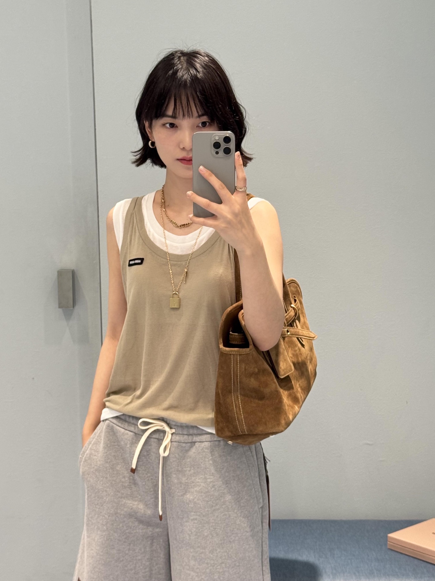 NO:420542,Miumi* 25SS summer new model fake two-piece contrasting color decorative sleeveless vest丨Exclusive yb development!  High-end production!  This year's super popular neutral workwear style, the micro-OS style, the upper body has a lazy and casual adjustment, and the unsaturated color scheme makes the skin look very good!  Many internet celebrity bloggers are wearing it!  S/M/L, miumiu, alexander wang19860909Miumi* 25SS夏季新款 假两件撞色装饰贴标无袖小背心丨独家yb开发！高版出品！今年超级火的中性工装风单品,微os的版型,上身很有慵懒随意的调调,不饱和配色衬得皮肤质感巨好！超级多网红博主都在穿！现货发售S/M/L,,miumiu,alexander wang,Women's clothing