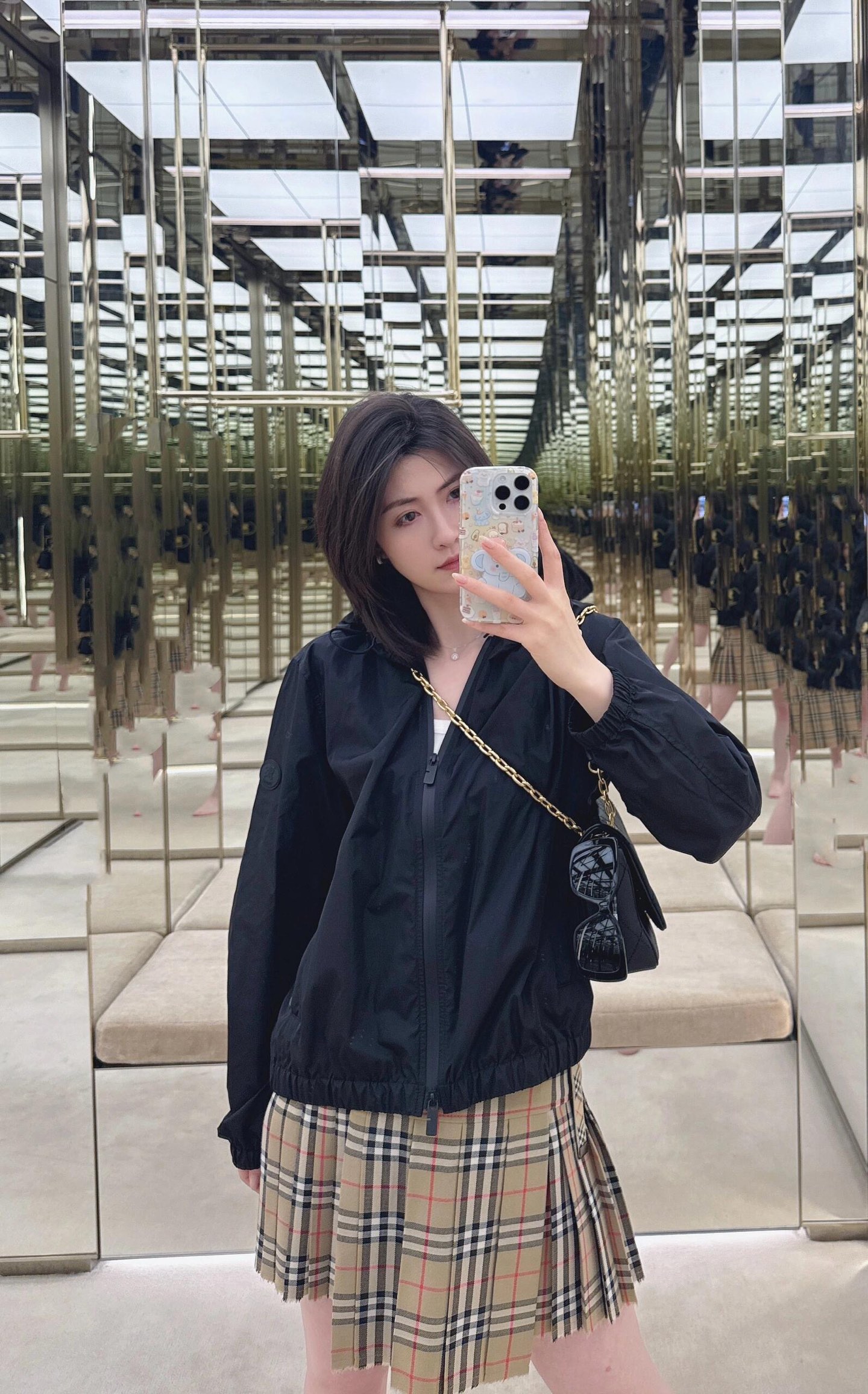 NO:418805,Burberr* 25SS summer new model Knight war horse printed thin zipper jacket | Exclusive yb development!  High-end production!  The three-dimensional silicone badge on the left arm restores the shield-shaped herald of the royal family in 1901. The war horse print on the back is even more mysterious. The khaki version is splashed with moonlight and white glaze. The black version is stained with antique gold sand. When the wind in the evening passes the totem behind the back, the whole picture looks like liquid metal flowing. This is the confidence to wear the noble medal into daily life. It is the real luxury product of the old British brand. S/M/L is available in stock, burberry, jackets & coats, alexander wang19860909Burberr* 25SS夏季新款 骑士战马印花轻薄拉链外套丨独家yb开发！高版出品！左臂的立体硅胶徽章 还原了1901年皇室授勋的盾形纹章 背面的战马印花更暗藏玄机 卡其色款泼洒月光白釉彩 黑色版晕染着古董金砂 当傍晚的风掠过背后图腾 整幅画面竟像液态金属在流动 这种把贵族勋章穿成日常的底气 才是英伦老牌真正的奢侈品 现货发售S/M/L,,burberry,jackets & coats,alexander wang,Women's clothing