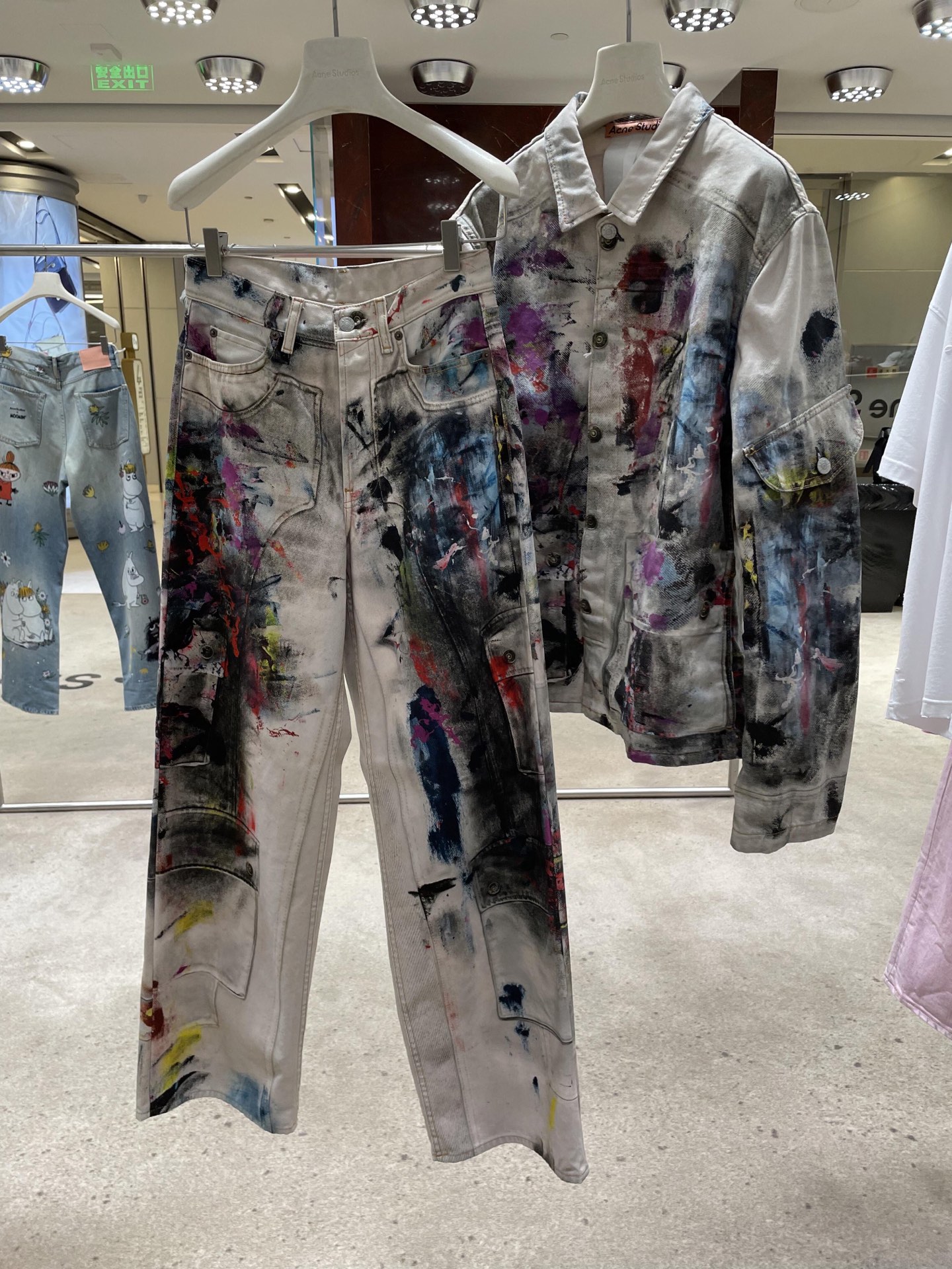 NO:420550,Jacket and trousers support replacement Acne Studio*s 25Fw early autumn new style, ink-splashed old jeans 丨Exclusive yb development!  High-end production!  The same style for men and women!  Unique print design style!  The 3D printing elements must be acne!  The elements of ink-splashing oil painting are so strong and cool!  The pants are straight and wide-leg waist, which visually covers the hips and makes you look slimming!  !  !  A whole cool outing is out~Spot sale Xs/S/M/L counter synchronous, a set of sizes 44-46-48-50-52,,acne studios,jackets & coats,alexander wang19860909外套长裤支持换款 Acne Studi*s 25Fw早秋新款 泼墨做旧牛仔长裤丨独家yb开发！高版出品！男女同款！独特的印花设计风格！3d印花元素还得是acne！泼墨油画元素好浓烈 很酷飒！裤子版型是直筒阔腿的腰部视觉很遮胯显瘦！！！一整个酷酷出街啦～现货发售Xs/S/M/L专柜同步 一套  尺码44-46-48-50-52,,acne studios,jackets & coats,alexander wang,Women's clothing