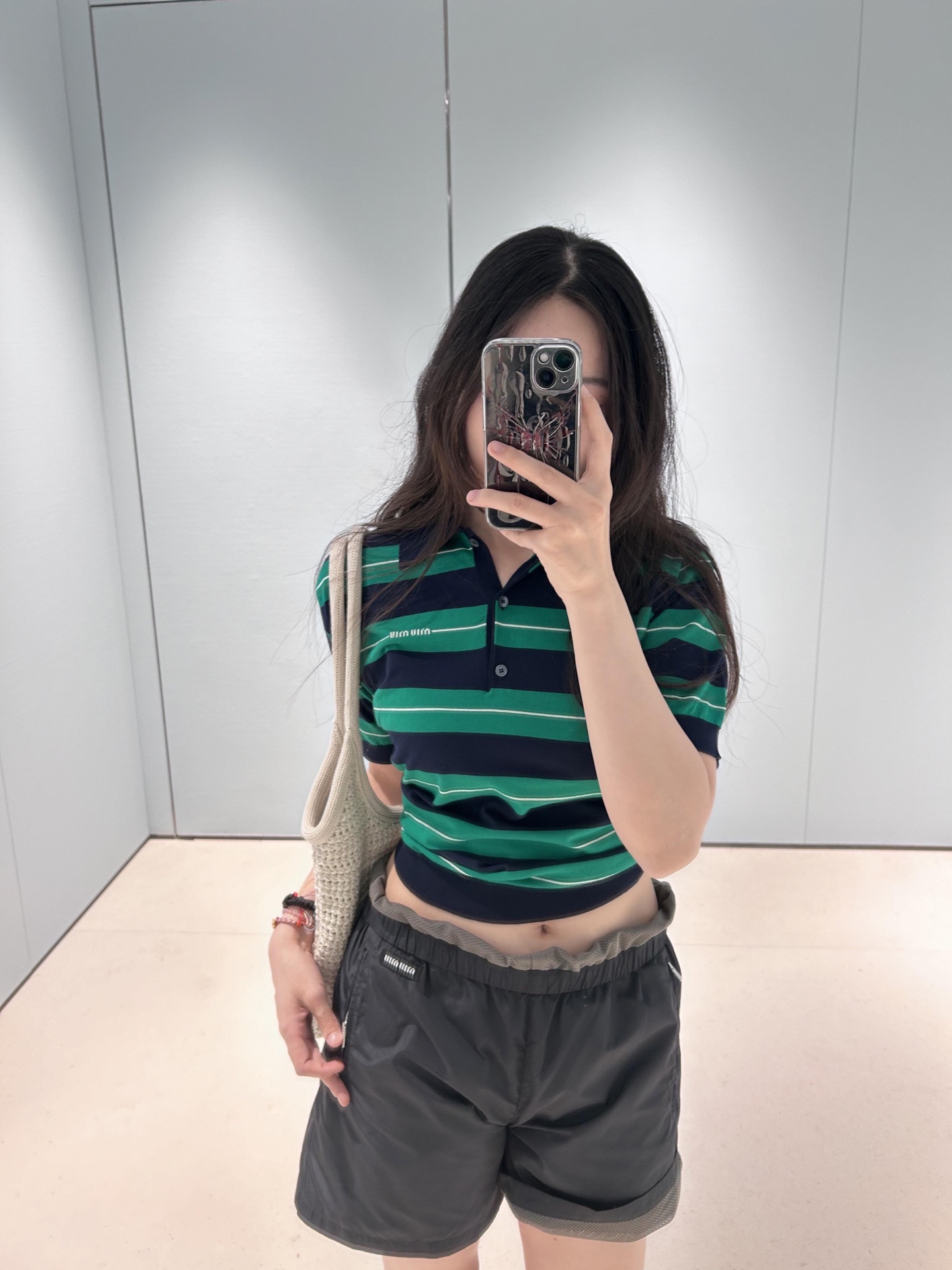 NO:424983,Miumi* 25Ss Spring and Summer New Striped Polo Knitted Short Sleeve Top丨Exclusive High Edition Production!  Lapel polo top cut, the upper body presents a casual and lazy style, the whole body is blue, green, white stripes are intertwined, the buttons are half-open in color to increase the look of the outfit, the inner wear is brilliant and fashionable, the letter logo on the chest highlights the brand style, fashionable and age-reducing. S/M/L,,miumiu, T-shirt,alexander wang19860909Miumi* 25Ss春夏新款 条纹polo针织短袖上衣丨独家高版出品！翻领polo上衣裁剪 上身呈现休闲慵懒的穿搭格调 通体蓝绿白条纹粗细交错 钮扣半开襟色增加穿搭美高休闲感 单穿内搭都出彩时髦 胸前点缀字母徽标 凸显品牌格调 时髦减龄 现货发售S/M/L,,miumiu,T-shirt,alexander wang,Women's clothing