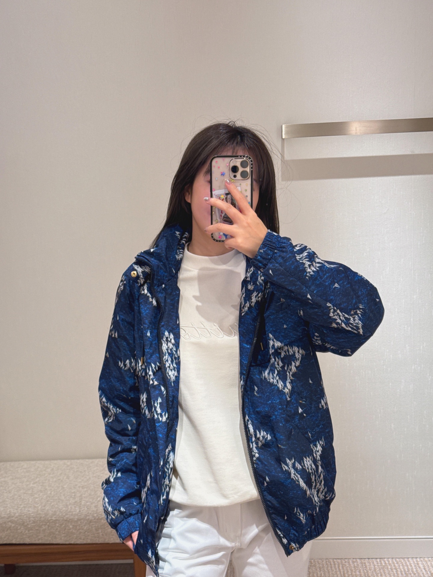 NO:420522,Louis Vuitto* 25Fw early autumn new style sailing printed hooded jacket jacket | Exclusive high-end production!  LV Regatta pattern depicts a prosperous port, cleverly echoing the theme of the seasonal cruise, rubber patches embellish the chest, adjustable hood to facilitate the collar and casual style. S/M/L,,louis vuitton,louis vuitton,jackets & coats,jackets & coats,hats,alexander wang19860909Louis Vuitto* 25Fw早秋新款 帆船印花连帽夹克外套丨独家高版出品！LVRegatta 图案描摹繁华港口 与当季航游主题巧妙呼应、橡胶贴饰点缀胸前,可调节风帽方便收入衣领、休闲版型 现货发售S/M/L,,louis vuitton,louis vuitton,jackets & coats,jackets & coats,hats,alexander wang,Women's clothing