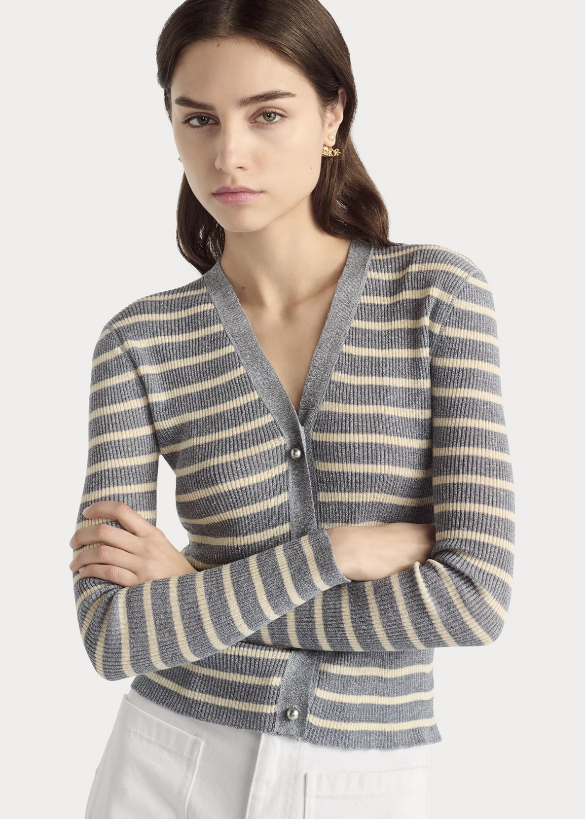 NO:420564,Dio*25Fw autumn and winter new style, short striped V-neck knitted cardigan丨Exclusive yb development!  High-end production!  This cardigan comes from the Di*riviera limited series, and is an exquisite and elegant item. The classic style is carefully crafted from linen-blend knitted fabric, decorated with tannin blue and white D-Stripes patterns, paired with Dior Tribales buttons that highlight silver-toned CD resin beads to enhance the style, inspired by Dior classic earrings. It can enhance the style for various styles of the Dioriviera limited series. S/M/L is available in stock, balenciaga, dior, earrings, alexander wang19860909Dio*25Fw秋冬新款 短款条纹V领针织开衫丨独家yb开发！高版出品！这款开衫来自 Di*riviera 限定系列,是一款精致优雅的单品.经典版型,采用亚麻混纺针织面料精心制作,饰以丹宁蓝色和白色 D-Stripes 图案,搭配突显银色调 CD 树脂珠饰的 Dior Tribales 纽扣提升格调,灵感源自 Dior 经典的耳环.可为 Dioriviera 限定系列的各式造型提升格调.现货发售S/M/L,,balenciaga,dior,earrings,alexander wang,Women's clothing