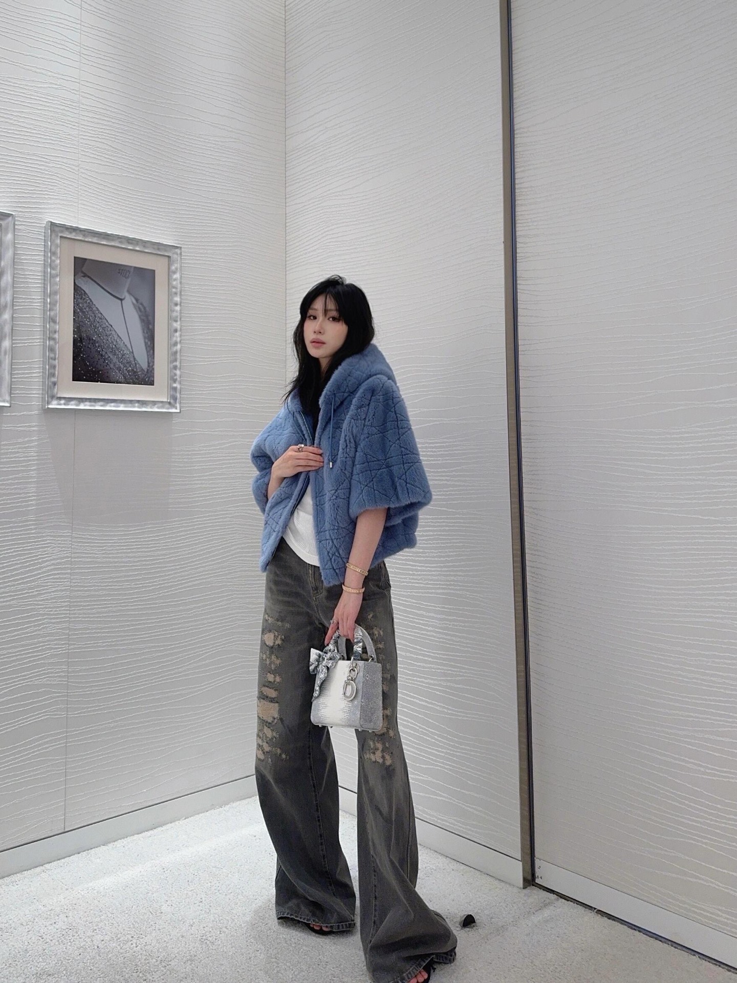 NO:424917,Dio* 25Fw early autumn new style stone washing grey destroys cotton flared jeans | Exclusive yb development!  High-end production!  Heavy industrial washing and destruction process, easy to wear and create a fashionable and fashionable look!  The texture of the pants is really amazing when you go out!  The top shape of the pants is excellent in saving the beautiful legs, making it look slimming and straight. The whole pair of pants adopts a bell-bottomed pants design to cover up and beautify the shortcomings of the legs. It is OK to match various tops in daily life!  In short, it is easy to wear and match!  Highly recommended!  Get it now!  S/M/L,dior,jeans,alexander wang19860909Dio* 25Fw早秋新款 石洗灰破坏棉质喇叭形牛仔裤丨独家yb开发！高版出品！重工洗水破坏工艺 轻轻松松穿出时尚潮流感！出街绝对百分百回头率裤型质感真的绝了！裤型上身效果极佳拯救不丸美腿型 显瘦显腿直 整条裤子采用的是喇叭裤型设计 遮盖美化腿部的不足 日常搭配各种上衣都很OK！总而言之就就是好穿又好搭！强烈推荐！赶紧入手吧！现货发售 S/M/L,,dior,jeans,alexander wang,Women's clothing