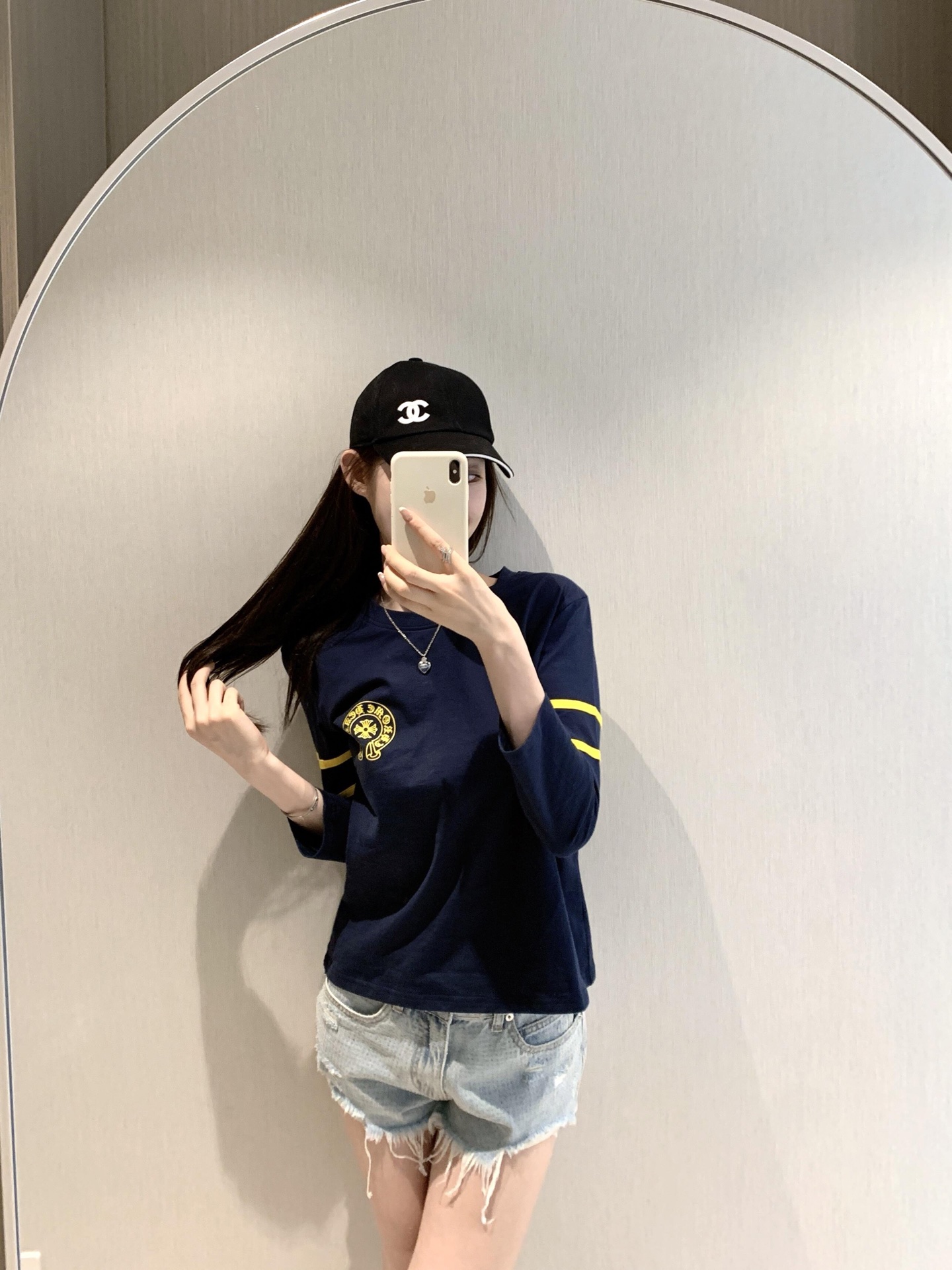 NO:424907,Chorme heart* 25ss Spring and Summer New Style, Navy Blue Horse Hoof Sanskrit Print Contrast Color Round Neck Long Sleeve T-shirt丨Exclusive High-end Production!  The navy blue background sets off the lemon yellow Sanskrit totem, and the two bright yellow stripes on the sleeves and the digital printing on the back form a visual rhythm. The pure cotton material shows a natural drape in the loose version. The Sanskrit horseshoe pattern is presented with a fine offset printing process, and each stroke is clear and three-dimensional. The contrasting color design breaks the dullness and gives the basic style a unique cultural charm. This T-shirt cleverly blends oriental Zen with a modern street feeling, which is the finishing touch in daily outfits!  S/M/L, tees, t-shirt, alexander wang19860909Chorme heart* 25ss春夏新款 藏蓝色马蹄梵文印花撞色圆领长袖T恤丨独家高版出品！藏蓝底色衬托着柠檬黄梵文图腾,衣袖两道明黄条纹与背部”33“数字印花形成视觉韵律.纯棉材质在宽松版型中展现自然的垂坠感 梵文马蹄纹样以精细胶印工艺呈现,每一笔触都清晰立体.撞色设计打破沉闷,赋予基础款独特的文化韵味这件T恤将东方禅意与现代街头感巧妙融合,是日常穿搭中的点睛之笔！现货发售 S/M/L,,tees，t-shirt,alexander wang,Women's clothing