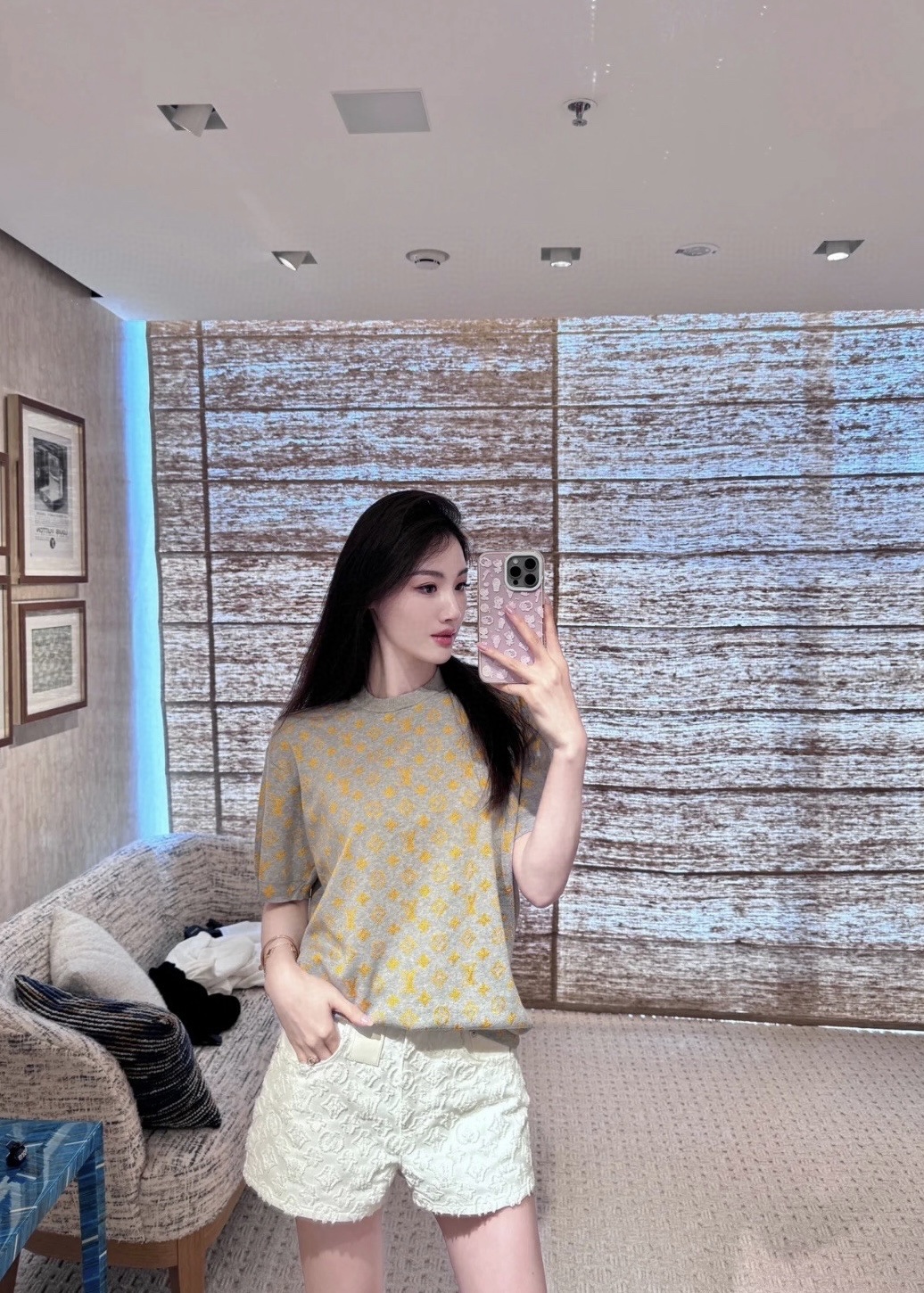 NO:424897,Louis Vuitto* 25Ss spring and summer new style full logo jacquard knitted short-sleeved top丨Exclusive high-end production!  Round neckline ribbed neckline, full-print letter logo jacquard pattern, fashionable and high-end color matching, customized knitted fabric, soft and comfortable, loose fit, slim and elegant on the upper body, the quality of the imported machine depends on the details!  S/M/L, louis vuitton, T-shirt, alexander wang19860909Louis Vuitto* 25Ss春夏新款 满logo提花针织短袖上衣丨独家高版出品！圆领罗纹领口 满印字母logo提花图案 配色时髦高级 定制针织面料 柔软舒适 宽松版型 上身显瘦又气质 进口机做工品质看细节！现货发售S/M/L,,louis vuitton,T-shirt,alexander wang,Women's clothing