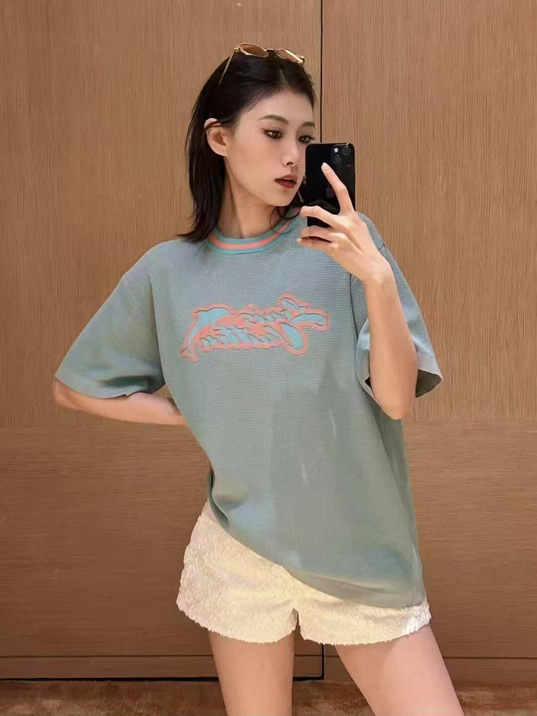 NO:424938,Louis Vuitto* 25Ss Spring and Summer New Dolphin Jacquard Knitted Short Sleeve Top丨Exclusive High Edition Production!  This short-sleeved round neck shirt is made of waffle plaid knitted to interpret the vibrant collision of bright colors, full of a strong summer beach atmosphere. The I Dolhins inlay logo on the chest greets American neon sign, and the same-color striped rib neckline is perfectly designed. S/M/L, louis vuitton, T-shirt, alexander wang is available in stock19860909Louis Vuitto* 25Ss春夏新款 海豚提花针织短袖上衣丨独家高版出品！本款短袖圆领衫选用华夫格纹针织演绎鲜明色彩的活力碰撞,洋溢浓郁夏日海滩气息.胸前I Dolhins 嵌花标识致意美式霓虹灯牌,同色系条纹罗纹领口完善设计.现货发售S/M/L,,louis vuitton,T-shirt,alexander wang,Women's clothing