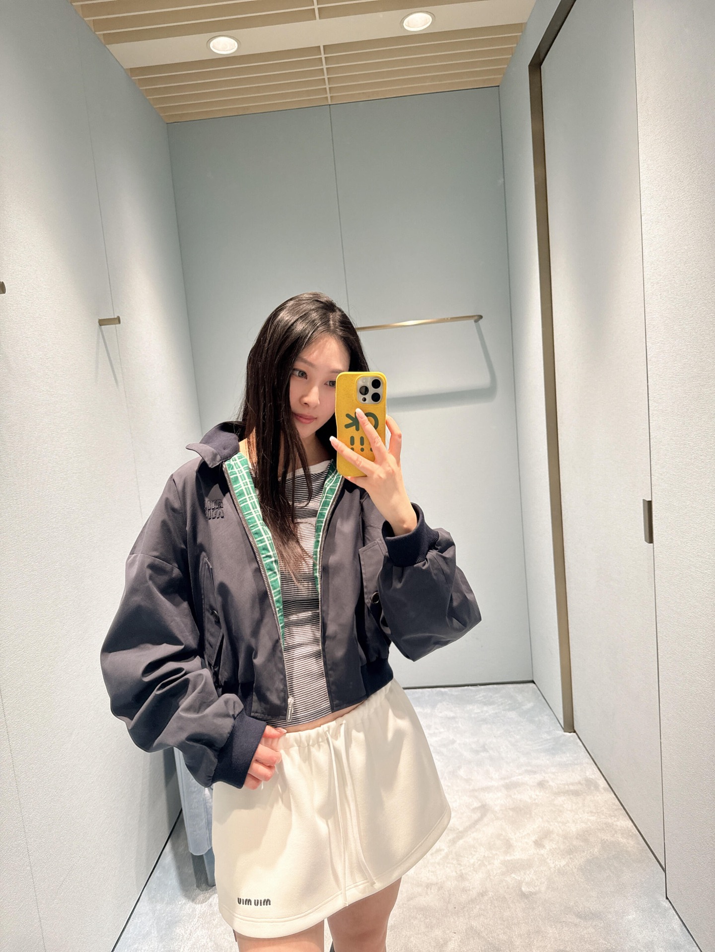 NO:424809,MiuMi* 25Fw early autumn new style Panama cotton navy blue tunic zipper jacket | Exclusive yb development!  High-end production!  Embroidery with brand logo, contrasting cotton plaid lining, knitted vertical collar neckline, right length, upper body with height and elongation ratio, the same workmanship quality of men and women depends on the details. S/M/L, miumiu, jackets & coats, jackets & coats, alexander wang19860909MiuMi* 25Fw早秋新款 巴拿马棉质藏蓝色束腰拉链夹克外套丨独家yb开发！高版出品！饰有品牌标识刺绣 撞色棉质格纹内衬 针织立领领口 恰到好处的长度上身显高拉长比例～男女同款做工品质看细节.现货发售S/M/L,,miumiu,jackets & coats,jackets & coats,alexander wang,Women's clothing