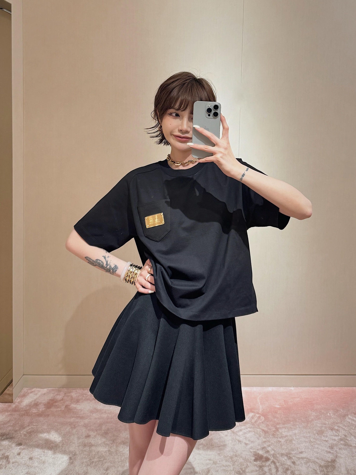 NO:424825,Louis Vuitto* 25Ss Spring and Summer New Style Metal Letter Signature Round Neck Short Sleeve T-shirt | Exclusive yb development!  High-end production!  This T-shirt is made of soft and breathable cotton knitted for casual silhouettes and ribbed round necks, making it a comfortable and daily choice. The breast patch pockets are decorated with custom metal nameplate workmanship quality depends on the details. S/M/L is available in stock, and, louis vuitton, T-shirt,tees, t-shirt,alexander wang19860909Louis Vuitto* 25Ss春夏新款 金属字母标牌圆领短袖T恤丨独家yb开发！高版出品！本款T恤取材柔软透气的棉质针织为休闲廓形搭配罗纹圆领,成就舒适日常佳选.胸前贴袋点缀定制金属铭牌做工品质看细节.现货发售S/M/L,,louis vuitton,T-shirt,tees，t-shirt,alexander wang,Women's clothing