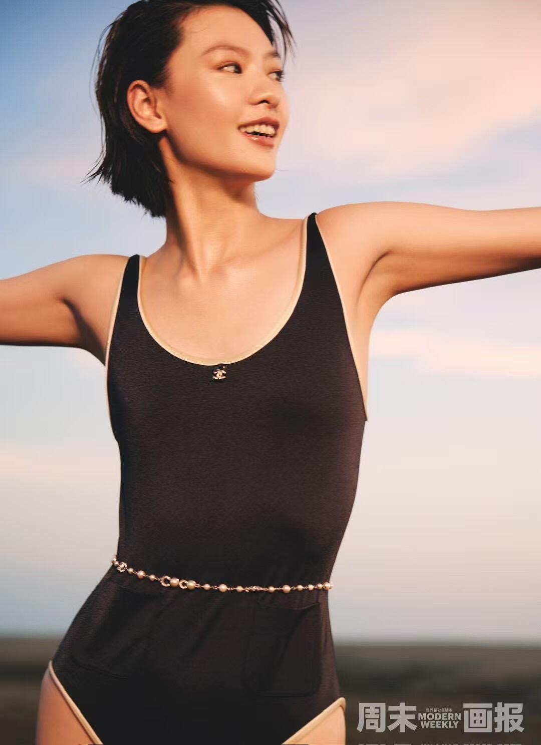 NO:424839,Chane* 25M Coco Beach series new model Mermaid Princess Back Hollow One-piece Swimsuit | Exclusive yb development!  High-end production!  ♀Low-key and versatile color matching, blingbling under the sun, like wearing the summer sun on your body~ High slit design + double C logo rhinestone embellishment, sexy and high-end, when wearing it on vacation, it is directly beautiful to the beach focus, the glossiness under the sun is really good, the workmanship quality depends on the details. S/M/L is available in stock, chanel, swimsuits, alexander wang19860909Chane* 25M Coco Beach系列新款 人鱼公主后背镂空连体泳衣丨独家yb开发！高版出品！♀低调百搭的配色,阳光下blingbling的,像把夏日的阳光穿在身上～ 高衩设计+双C Logo水钻点缀,性感又高级,度假穿它直接美成海滩焦点,太阳下的光泽感真的好好看 做工品质看细节.现货发售S/M/L,,chanel,swimsuits,alexander wang,Women's clothing