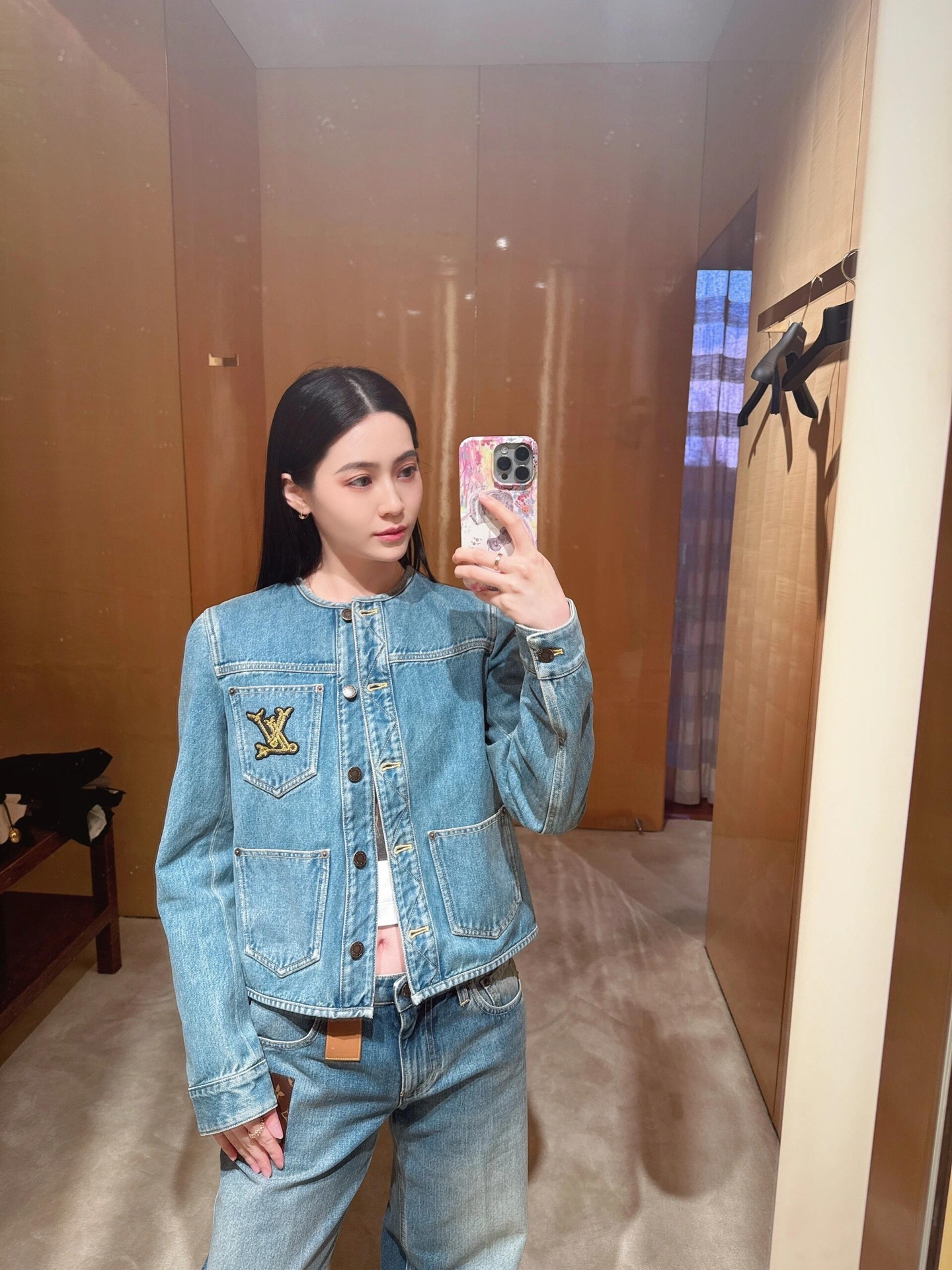 NO:424861,Louis Vuitto* 25Ss Spring and Summer New Style Nautical Series Embroidered Single Breasted Round Neck Denim Jacket | Exclusive YB Development!  High-end production!  Ordered and dyed Japanese denim fabrics are truly made of pure cotton yarn and weaving to make sure that the delivery process is enlarged and the details are seen in the details. In addition, the reduction degree is close to more than 98, and the workmanship is invincible. It is truly restored 1:1. Buy directly with your eyes closed. Workmanship quality is seen in details. On-site sale 34/36/38,,louis vuitton, jackets & coats,alexander wang19860909Louis Vuitto* 25Ss春夏新款 航海系列刺绣单排扣圆领牛仔外套丨独家yb开发！高版出品！订织订染日本丹宁牛仔面料真正用到纯棉纱线织布做到对版出货工艺放大看细节除还原度接近98以上 做工也无敌了真正做到1:1还原 直接闭着眼购买 做工品质看细节.现货发售34/36/38,,louis vuitton,jackets & coats,alexander wang,Women's clothing