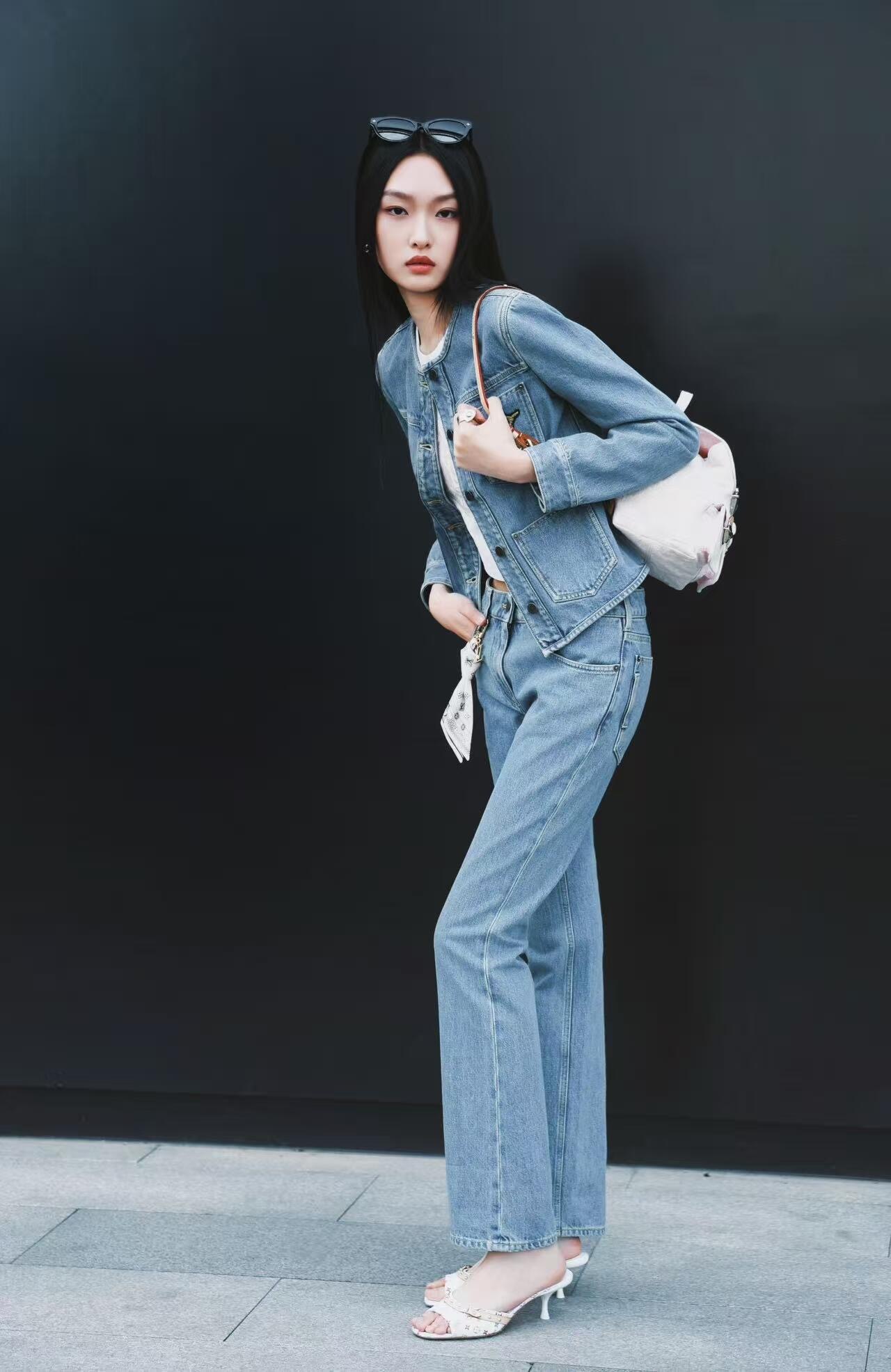 NO:425977,Louis Vuitto* 25Ss Spring and Summer New Style Nautical Series Embroidered Denim Jeans Pants | Exclusive yb development!  High-end production!  Ordered and dyed Japanese denim fabrics are truly made of pure cotton yarn and weaving to make sure that the delivery process is enlarged and the details are seen in the details. In addition, the reduction degree is close to more than 98. The workmanship is invincible. Really 1:1 restore. Buy directly with your eyes closed. Workmanship quality is seen in details. On-site sale at 34/36/38, louis vuitton, alexander wang19860909Louis Vuitto* 25Ss春夏新款 航海系列刺绣丹宁牛仔长裤丨独家yb开发！高版出品！订织订染日本丹宁牛仔面料真正用到纯棉纱线织布做到对版出货工艺放大看细节除还原度接近98以上 做工也无敌了真正做到1:1还原 直接闭着眼购买 做工品质看细节.现货发售34/36/38,,louis vuitton,alexander wang,Women's clothing