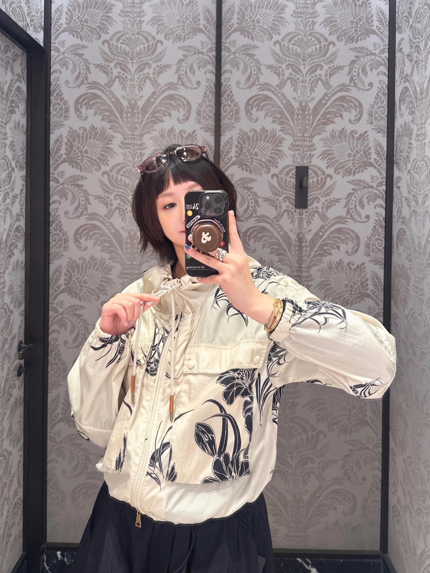 NO:426016,Moncle* 25Ss spring and summer new Sauvan vacation style flower and plant printed light and hooded sun protection jacket | Exclusive yb development!  High-end production!  Fully printed plant vine pattern, rich visual effect, elastic and flexible cuffs, more lightweight and flexible, loose drawstring clothes get rid of bloated, first-class windproof and cold protection, combined with symmetrical flip pocket design, add layered look, elbow embellishes iconic badge decoration, highlight brand tone, enhance the fashion of outdoor activities, casual wear, out of stock S/M/L,, jackets & coats,hats,alexander wang19860909Moncle* 25Ss春夏新款 Sauvan度假风花草印花轻薄连帽防晒外套丨独家yb开发！高版出品！通体满印植物藤蔓图案 丰富视觉效果 袖口弹性松紧贴合身型 更轻便灵活 宽松抽绳衣摆摆脱臃肿 防风御寒效果一流 配合对称翻盖大口袋设计 增添造型层次感 手肘点缀标志性徽章装饰 彰显品牌调性 提升户外活动穿搭的时尚度 随意外搭出彩时髦 现货发售S/M/L,,jackets & coats,hats,alexander wang,Women's clothing