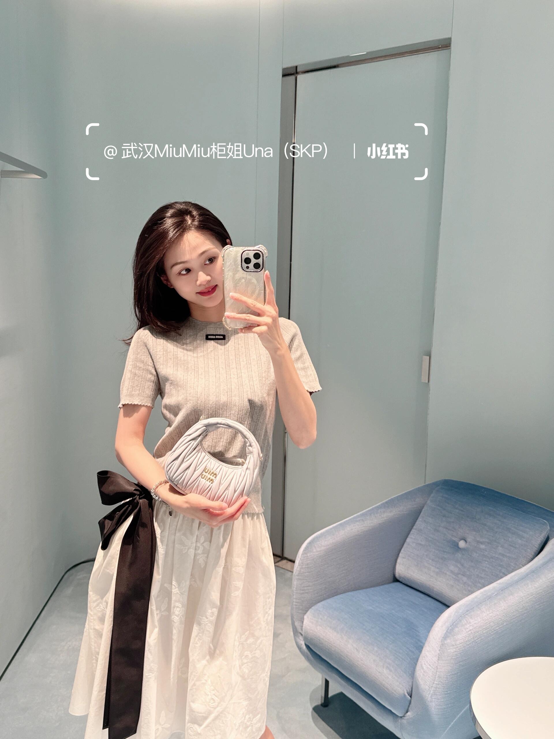 NO:425982,Miumi*25Ss spring and summer new style, hidden flower logo letter hollow knitted lace round neck short-sleeved top丨Exclusive yb development!  High-end production!  White, rich and beautiful must be used as a magical tool. The versatile and versatile slim fit is super slim. The imported yarn is super comfortable. The retro temperament is fashionable and high-end!  The upper body looks huge and slim!  Customized yarn material, elegant and high-end girl, S/M/L,,miumiu, T-shirt, alexander wang19860909Miumi*25Ss春夏新款 崁花徽标字母镂空针织花边圆领短袖上衣丨独家yb开发！高版出品！白富美必入神器 万能百搭修身版型超显瘦 进口纱线质感超舒适 复古气质时髦又高级！版型上身巨显瘦！定制纱线材质 名媛少女优雅又高级 现货发售S/M/L,,miumiu,T-shirt,alexander wang,Women's clothing