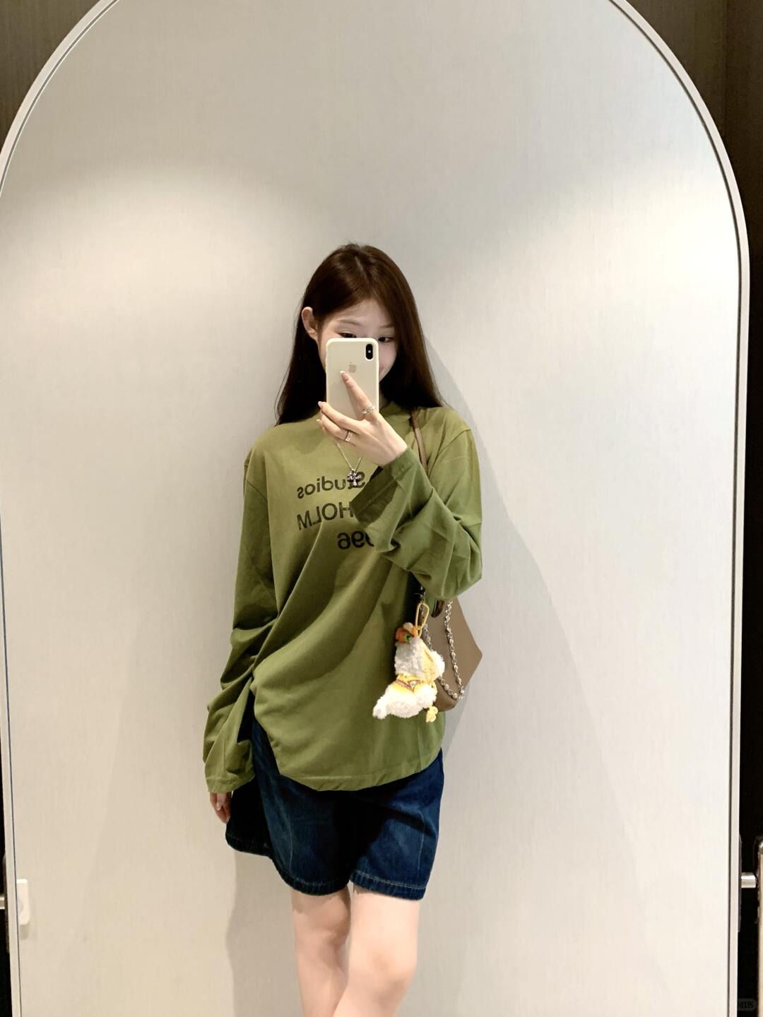 NO:426676,Acne studio* 25ss Spring and Summer New Style Retro Aged Washed Green 1996 Long Sleeve T-shirt | Exclusive yb development!  High-end production!  The classic silhouette in 1996 met with the washed and worn olive green, creating this retro worn olive green long-sleeved T-shirt. The selected 85 cotton and 15 linen blend fabrics are both skin-friendly and breathable, and the draped texture of linen. The carefully designed micro-hole details at the neckline are low-key to interpret the retro style. The light and plain tone has a cool and high-end temperament. Whether paired with jeans or casual shorts, it can easily create a daily retro atmosphere, add a unique charm to summer outfits, and make every time you go out full of retro style. S/M/L,,acne studios,dior, shorts, jeans,tees, t-shirt, alexander wang19860909Acne studio* 25ss春夏新款 复古做旧水洗绿1996长袖T恤丨独家yb开发！高版出品！1996年经典廓形与水洗做旧的橄榄绿相遇,造就这款复古做旧水洗绿长袖T恤.精选85棉与15亚麻混纺面料,既有棉质的亲肤透气,又具亚麻的垂坠质感.领口处精心设计的微破洞细节,低调演绎复古格调.淡人素色的色调,自带着清冷高级的气质.无论是搭配牛仔裤还是休闲短裤,都能轻松营造日常复古氛围,为夏日穿搭增添独特韵味,让每一次出门都充满复古风情.现货发售 S/M/L,,acne studios,dior,shorts,jeans,tees，t-shirt,alexander wang,Women's clothing