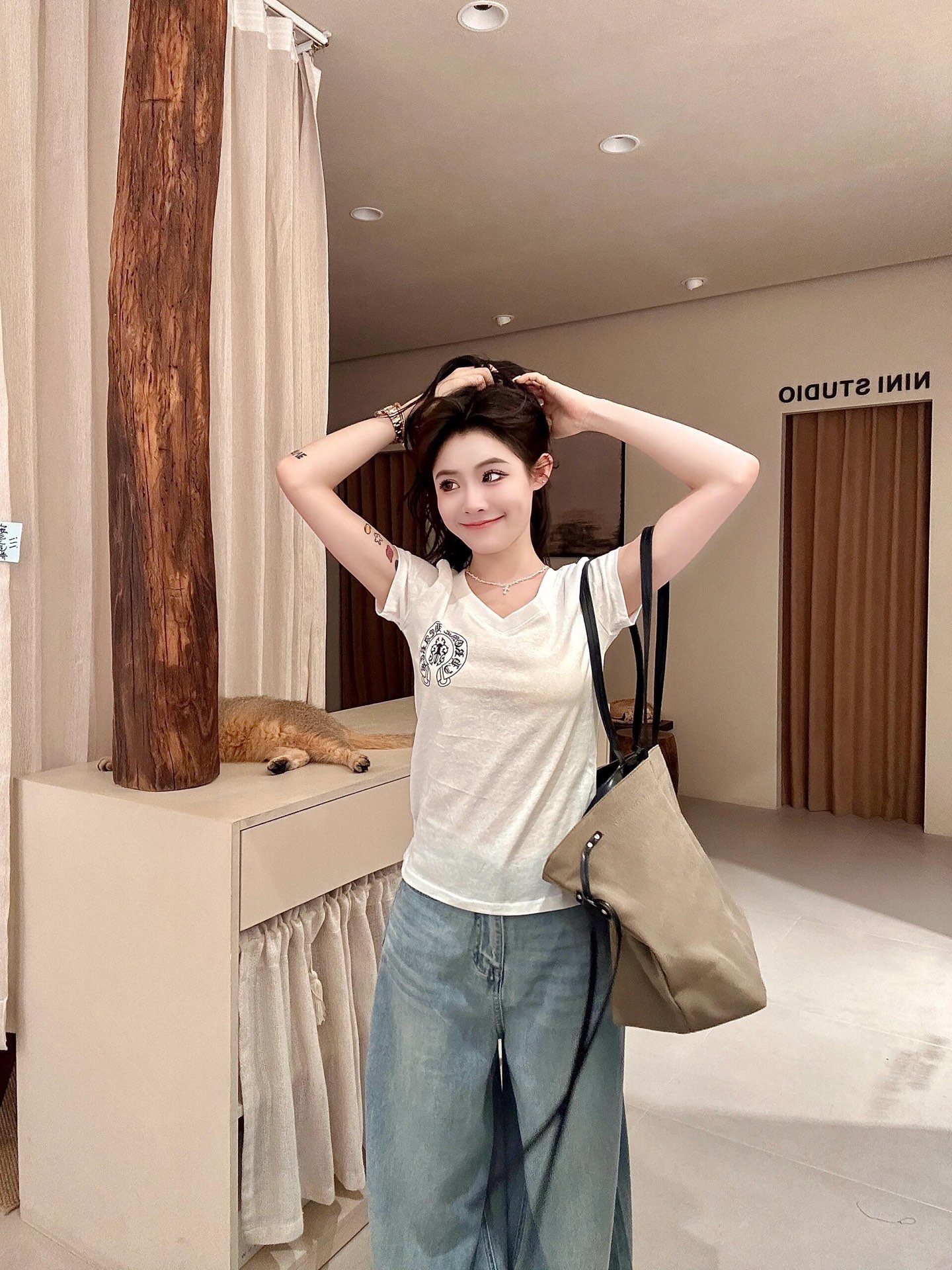 NO:426746,Chorme heart* 25ss Spring and Summer New Printed V-neck Short-sleeved T-shirt丨Exclusive high-end production!  The limited edition scroll flag print behind the back. The slim fit model has been very popular recently. The V-neck slim fit model is very good. Whoever looks confused? Really, just wear it. Whoever wears it knows. The upper body looks so good!  S/M/L, T-shirt,tees,t-shirt,alexander wang19860909Chorme heart* 25ss春夏新款 印花V领短袖T恤丨独家高版出品！限定款背后卷轴国旗印花 修身款最近很火的V领修身款很显身材 谁看谁不迷糊 真的,你就穿吧,谁穿谁知道,上身太好看了！ 现货发售 S/M/L,,T-shirt,tees，t-shirt,alexander wang,Women's clothing