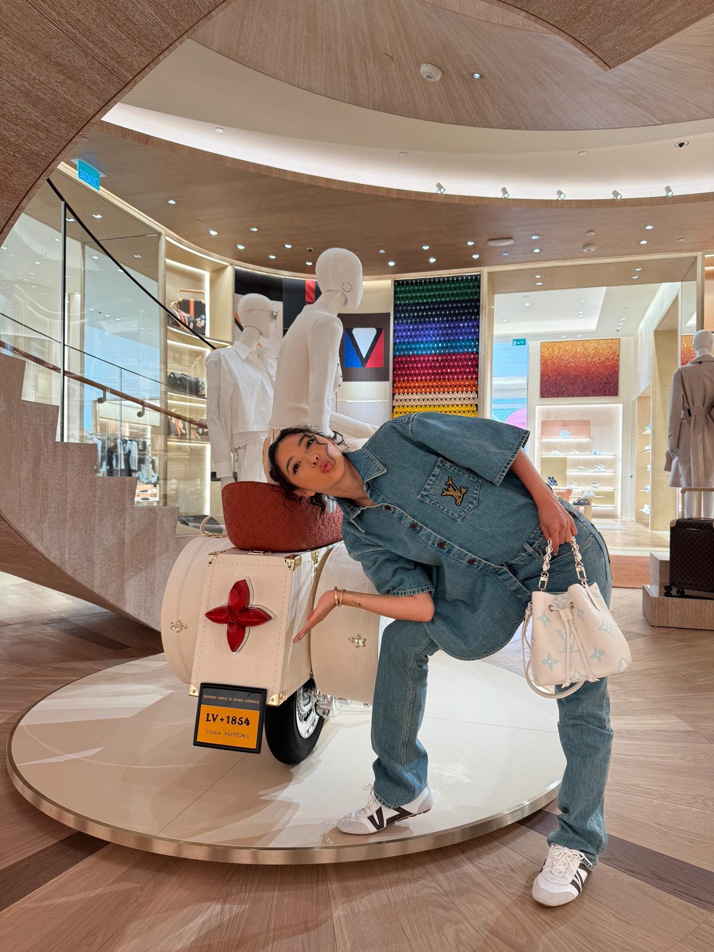 NO:426763,Louis Vuitto* 25Ss Spring and Summer New Style Nautical Series Embroidered Denim Denim Short Sleeve Shirt Jacket | Exclusive yb development!  High-end production!  Ordered and dyed Japanese denim fabrics are truly made of pure cotton yarn and weaving to make sure that the delivery process is enlarged and the details are seen in the details. In addition, the reduction degree is close to more than 98, and the workmanship is invincible. Really 1:1 restore. Buy directly with your eyes closed. Workmanship quality is seen in details. On-site sale 34/36/38,,louis vuitton, jackets & coats,shirts,T-shirt,alexander wang19860909Louis Vuitto* 25Ss春夏新款 航海系列刺绣丹宁牛仔短袖衬衫外套丨独家yb开发！高版出品！订织订染日本丹宁牛仔面料真正用到纯棉纱线织布做到对版出货工艺放大看细节除还原度接近98以上 做工也无敌了真正做到1:1还原 直接闭着眼购买 做工品质看细节.现货发售34/36/38,,louis vuitton,jackets & coats,shirts,T-shirt,alexander wang,Women's clothing