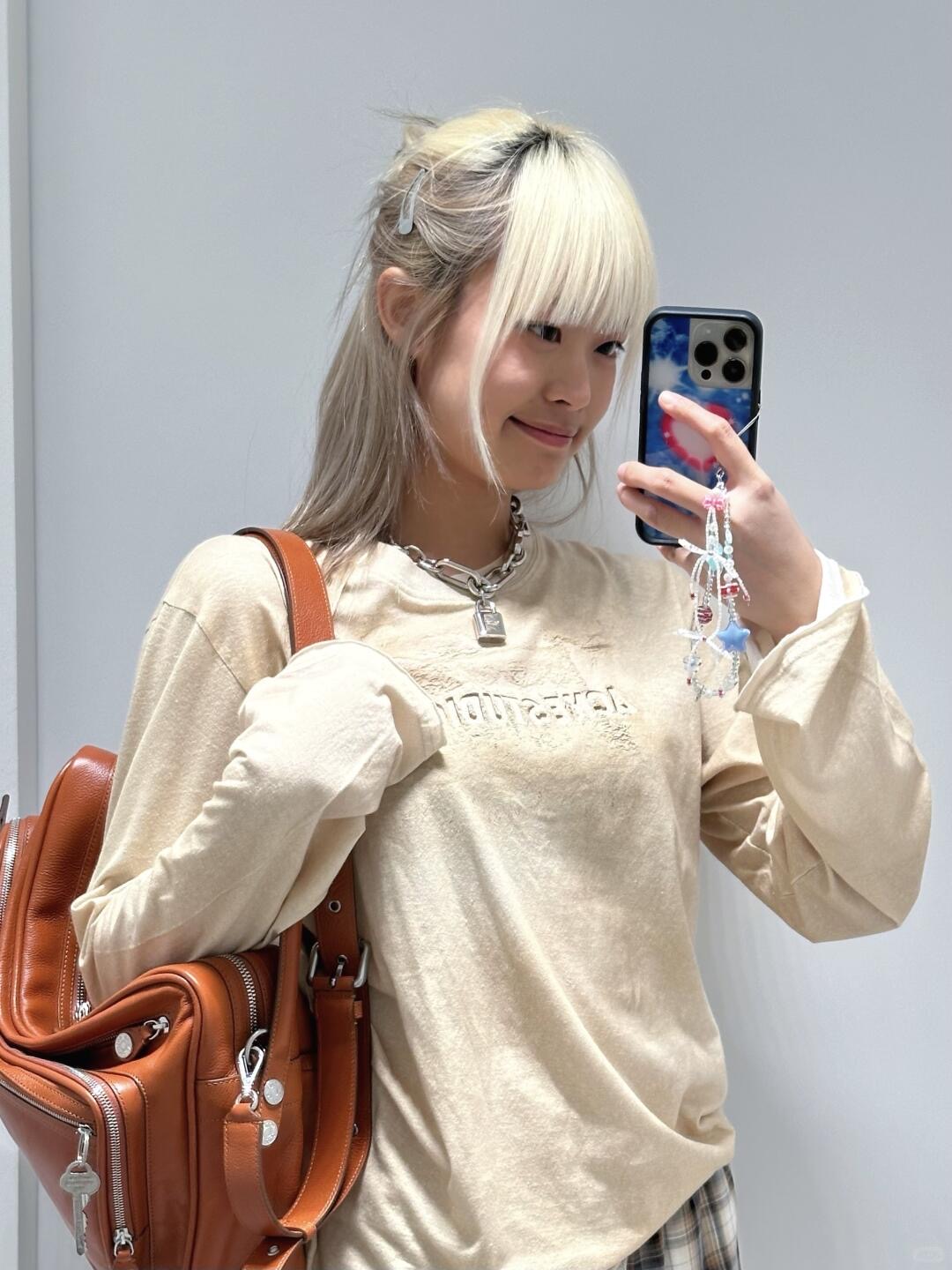 NO:426698,Acne studio* 25ss Spring and Summer New Style Relief Textured Retro Printed Sand Beige Long Sleeve T-shirt | Exclusive yb development!  High-end production!  Bamboo cotton T-shirt with sand beige color is retro textured with embossed texture prints. The unique aging treatment makes the letter logo appear looming on the fabric, telling the story of time. The long-sleeved loose style is casual and free, and the short-sleeved slim cut is neat and stylish. Scandinavian minimalist aesthetics are naturally revealed through exquisite silhouette design. The fabric has undergone special washing process, and the touch is soft but retains muscles. When wearing it, you can feel the unique breathability of bamboo cotton, and it is not stuffy in summer. The two styles are suitable for different occasions. The loose style is casual with jeans, and the slim style is capable of suit pants. The embossed texture at the details makes simplicity not simple. S/M/L is available in stock, S/M/L, acne studios, dior, jeans, T-shirt, tees, t-shirt, business suit, alexander wang19860909Acne studio* 25ss春夏新款 浮雕纹理复古印花沙米色长袖T恤丨独家yb开发！高版出品！沙米色调的竹节棉T恤,以浮雕纹理印花呈现复古质感.独特的做旧处理,让字母标识在面料上若隐若现,诉说时光故事.长袖宽松版型随性洒脱,短袖修身剪裁利落有型.斯堪的纳维亚极简美学,通过精妙的廓形设计自然流露.面料经过特殊洗水工艺,触感柔软却保有筋骨.穿着时能感受到竹节棉特有的透气性,夏日也不觉闷热.两种版型适配不同场合,宽松款配牛仔裤随性,修身款搭西装裤干练.细节处的浮雕纹理,让简约不简单.现货发售S/M/L,,acne studios,dior,jeans,T-shirt,tees，t-shirt,business suit,alexander wang,Women's clothing