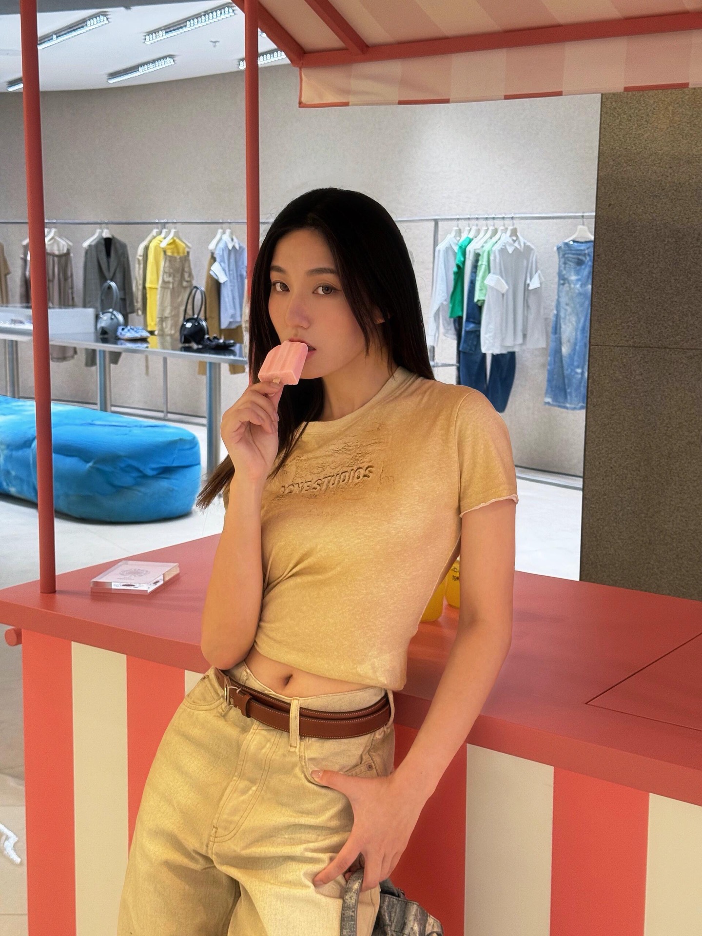 NO:426686,Acne studio* 25ss Spring and Summer New Style Relief Textured Retro Printed Sand Beige Short Sleeve T-shirt | Exclusive yb development!  High-end production!  Bamboo cotton T-shirt with sand beige color is retro textured with embossed texture prints. The unique aging treatment makes the letter logo appear looming on the fabric, telling the story of time. The long-sleeved loose style is casual and free, and the short-sleeved slim cut is neat and stylish. Scandinavian minimalist aesthetics are naturally revealed through exquisite silhouette design. The fabric has undergone special washing process, and the touch is soft but retains muscles. When wearing it, you can feel the unique breathability of bamboo cotton, and it is not stuffy in summer. The two styles are suitable for different occasions. The loose style is casual with jeans, and the slim style is capable of suit pants. The embossed texture at the details makes simplicity not simple. S/M/L is available in stock, S/M/L, acne studios, dior, jeans, T-shirt, tees, t-shirt, business suit, alexander wang19860909Acne studio* 25ss春夏新款 浮雕纹理复古印花沙米色短袖T恤丨独家yb开发！高版出品！沙米色调的竹节棉T恤,以浮雕纹理印花呈现复古质感.独特的做旧处理,让字母标识在面料上若隐若现,诉说时光故事.长袖宽松版型随性洒脱,短袖修身剪裁利落有型.斯堪的纳维亚极简美学,通过精妙的廓形设计自然流露.面料经过特殊洗水工艺,触感柔软却保有筋骨.穿着时能感受到竹节棉特有的透气性,夏日也不觉闷热.两种版型适配不同场合,宽松款配牛仔裤随性,修身款搭西装裤干练.细节处的浮雕纹理,让简约不简单.现货发售S/M/L,,acne studios,dior,jeans,T-shirt,tees，t-shirt,business suit,alexander wang,Women's clothing