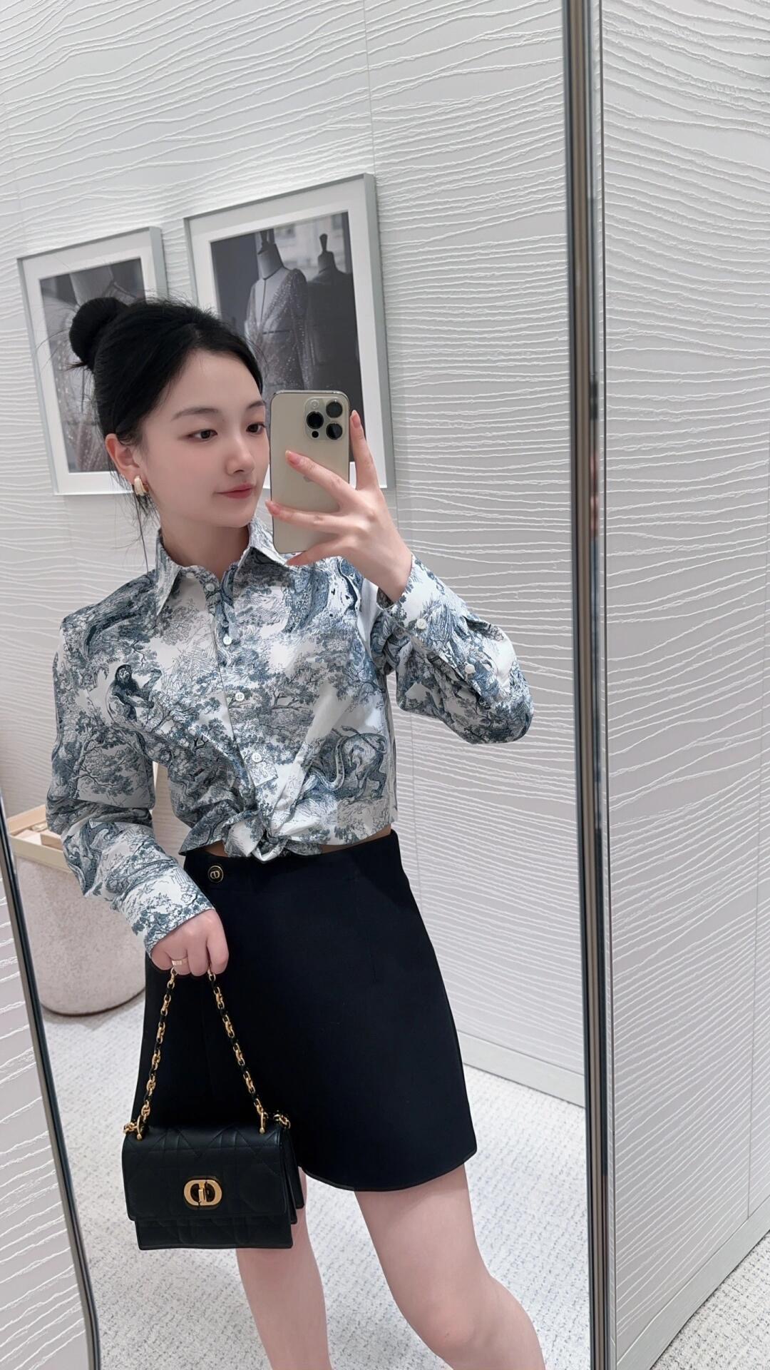 NO:427346,Dio* 25Ss Spring and Summer New Style Yiru Printed Bouquet Lace-up Shirt | Exclusive yb development!  High-end production!  Poplin cotton, Joui Forest animal positioning and cutting print, short cut, front kink lace design, button opening and closing highlights the waist effect, and also makes the body vertically modified. Visually, the high waist makes the body proportion more visible, with its own style and tone, and we do not deliberately please, we still control the details that are not visible and maintain the long-term quality. S/M/L is available in stock, dior, shirts, alexander wang19860909Dio* 25Ss春夏新款 伊茹印花束身系带衬衫丨独家yb开发！高版出品！府绸棉质、茹伊森林动物定位裁片印花,短款裁剪、正面扭结系带设计,纽扣开合凸显腰部效果,多了一份随性,同时也把身板做了纵向的修饰,视觉上高腰更显身材比例,自带风格调性,不刻意讨好,我们还是一如既往把控好看不到的细节之处,保持品质的长期主义.现货发售S/M/L,,dior,shirts,alexander wang,Women's clothing