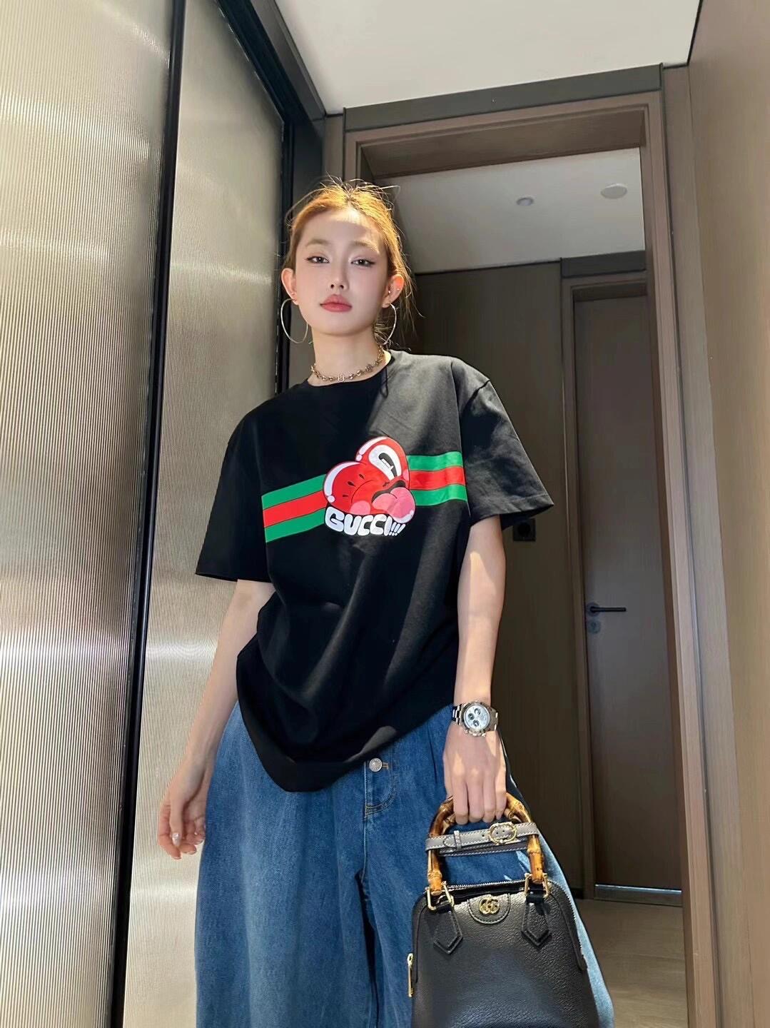 NO:427233,Gucc* 25Ss spring and summer new style love printed round neck short-sleeved T-shirt | Exclusive yb development!  High-end production!  Made of black knitted cotton fabric with artwork by Hattie Stewart on the chest heart-shaped and webbing prints Round neckline Ribbed neckline and hem Loose fittings S/M/L for sale on stock S/M/L, gucci, T-shirt,tees, t-shirt,alexander wang19860909Gucc* 25Ss春夏新款 爱心印花圆领短袖T恤丨独家yb开发！高版出品！采用黑色针织棉面料制作 胸前饰有Hattie Stewart的艺术作品心形和织带印花图案 圆领版型 罗纹领口和下摆 宽松版型 男女同款 现货发售S/M/L,,gucci,T-shirt,tees，t-shirt,alexander wang,Women's clothing