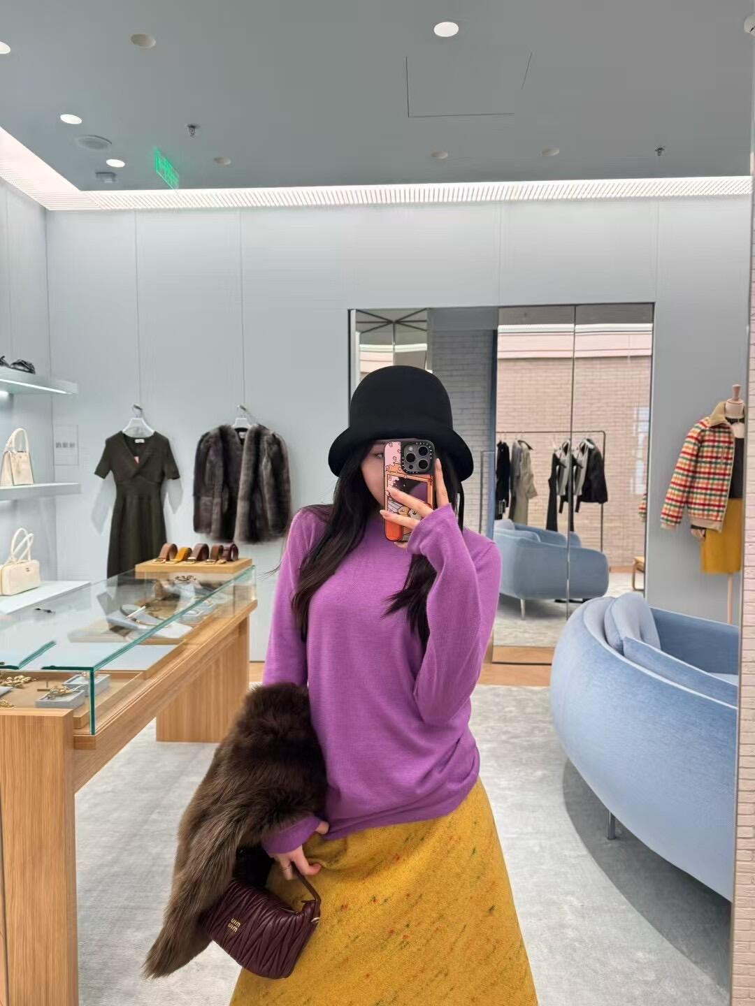 NO:427228,Miumi* 25Fw autumn and winter new style micro-label purple knitted long-sleeved top丨Exclusive high-end product!  Small logo design on the chest, soft and comfortable fabric. It is suitable for wearing in spring and autumn. The simple and elegant round neck design is matched with versatile purple to make it look particularly elegant. S/M/L,,miumiu,alexander wang19860909Miumi* 25Fw秋冬新款 微标紫色针织长袖上衣丨独家高版出品！胸前小logo设计,面料柔软舒适.适合春秋季节穿着.简约大方的圆领设计,搭配百搭的紫色,穿上特别显气质.现货发售 S/M/L,,miumiu,alexander wang,Women's clothing