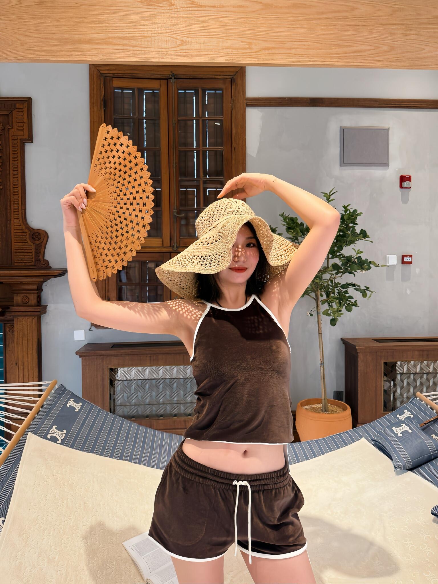 NO:427331,Celin* 25Ss Spring and Summer New Style Brown Velvet Hornet Shorts Retro Set丨Exclusive YB Development!  High-end production!  The halter vest is paired with elastic waist sports shorts. There is no worries about wearing it. The easy feel is, the contour is super white ribbed trim outlines the neat outline, and the precision white TRIOMPHE logo embroidery shows the brand style in the details. A set easily creates a retro and elegant atmosphere, and maintains comfort. Whether it is vacation or daily outfit, this set allows you to easily control the retro fashion of the 1960s and exude unique charm!  S/M/L, celine, shorts, alexander wang19860909Celin* 25Ss春夏新款 棕色丝绒挂脖背心短裤复古套装丨独家yb开发！高版出品！挂脖背心搭配松紧腰运动短裤一套没有任何穿搭烦恼,轻轻松松的feel,轮廓超白色罗纹饰边勾勒出利落轮廓,搭配精密白色TRIOMPHE徽标刺绣,细节之处尽显品牌格调,一套轻松营造复古优雅的氛围,又保持了舒适度,无论是度假还是日常穿搭,这一套都能让你轻松驾驭60年代的复古时尚,散发独特魅力！现货发售 S/M/L,,celine,shorts,alexander wang,Women's clothing