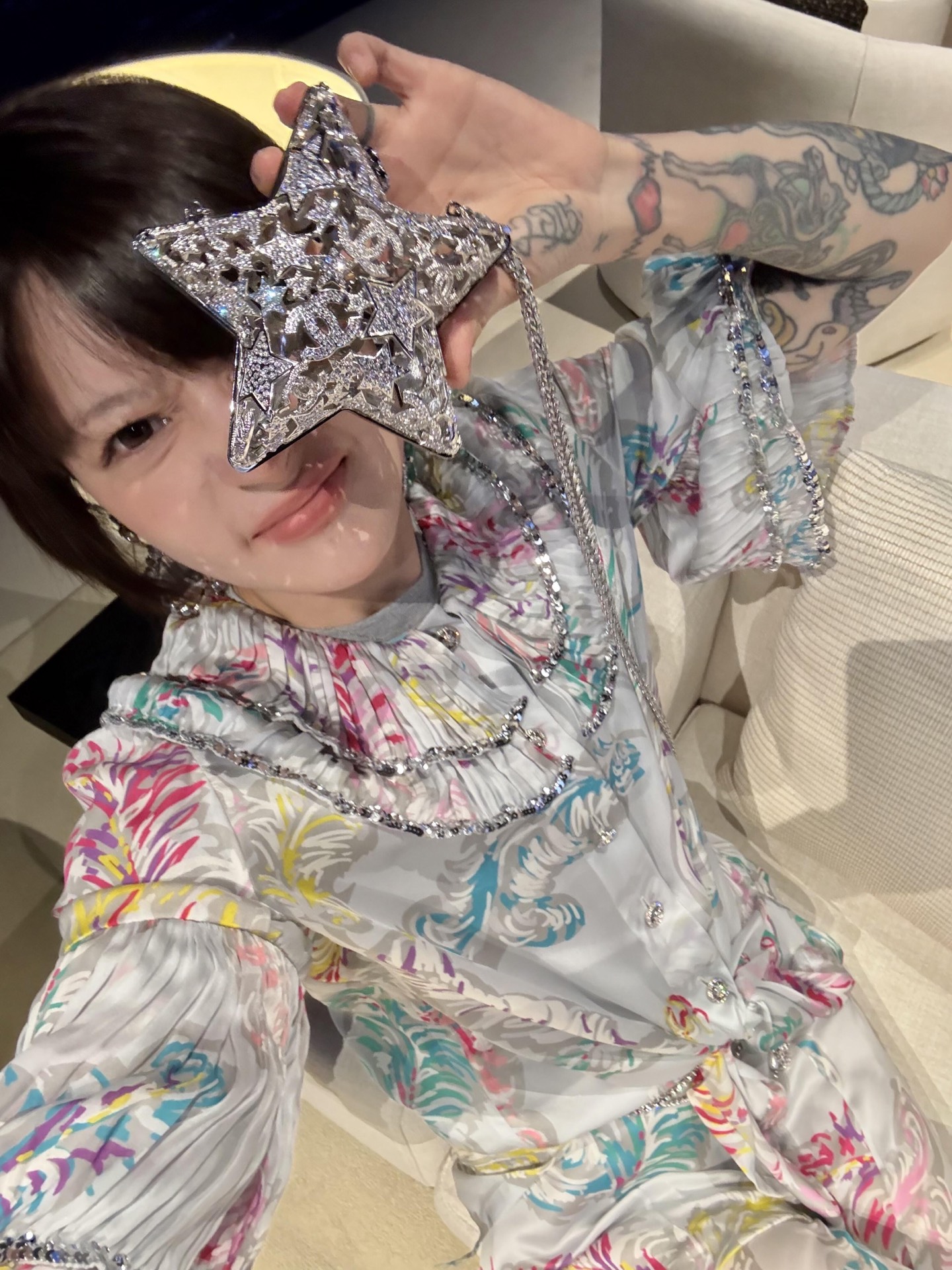 NO:427319,Chane* 25Ss spring and summer new style. Love the most beautiful printed silk pleated collar mid-sleeved top | Exclusive yb development!  High-end production!  Heavy silk printed fabric, super large material, customized double C super beautiful diamond buckle, special collar and sleeves, all with double pleated edges, and beaded edges, super beautiful super heavy industry!  The daily outfits are super grand, really super hot!  Details are exquisitely made!  Don’t pick on people or figures, rich women and fairies, close their eyes!  It can also be matched with a belt, some levels of high-end custom series, don't miss it!  PS silk is easy to hook, no after-sales service, please be careful if you mind!  Please dry cleaning. S/M/L, chanel, real silk, alexander wang19860909Chane* 25Ss春夏新款 超爱最漂亮的印花真丝褶皱领中袖上衣丨独家yb开发！高版出品！重磅真丝印花面料,用料超大,定制双C超美钻扣,特色的领子和手袖,都是双层褶皱边,还有珠片边,超美超重工！日常穿搭都超绝大气,真的超级火爆！细节精致做工精细！不挑人不挑身材,富婆千金仙女们,闭眼入！也可搭配腰带,有些层次 高端定制系列,别错过！PS真丝易勾,无售后,介意的亲慎拿！请干洗.现货发售 S/M/L,,chanel,real silk,alexander wang,Women's clothing