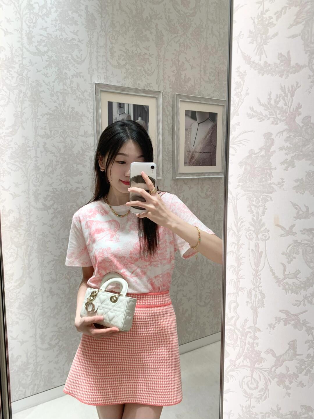 NO:427281,Dio* 25ss Spring and Summer New Style Holiday New Vessel Juyi Jungle Animal Elements Pattern Positioning Printed T-shirt丨Exclusive YB development!  High-end production!  The goddess of fresh temperament that directly touches the heart, the original customized imported wash water pure cotton material is light and comfortable. The classic style is not picky about people, and it looks slim and tall!  The quality of workmanship depends on the details!  S/M/L,dior,tees,t-shirt,alexander wang19860909Dio* 25ss春夏新款 渡假新品vessel 茹伊丛林动物元素图案定位印花T恤丨独家yb开发！高版出品！直戳心灵的清新气质女神,原版定制进口洗水纯棉材质轻盈舒适.经典版型不挑人上身显瘦又高挑！做工品质看细节！现货发售 S/M/L,,dior,tees，t-shirt,alexander wang,Women's clothing