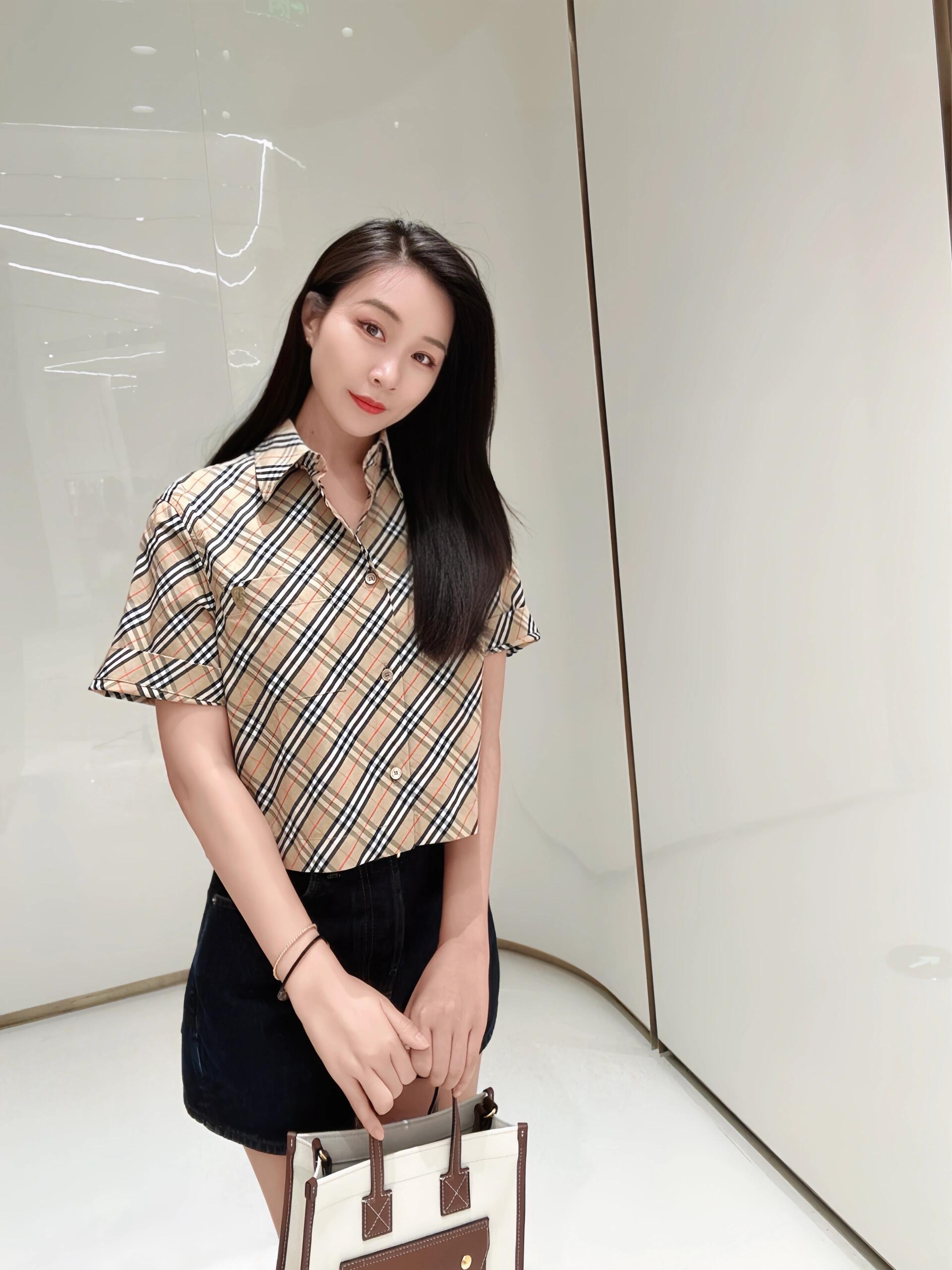 NO:427276,Burbe*ry 25ss Spring and Summer New Style Retro Checkered Short Sleeve Shirt丨Exclusive High Edition Production!  British college style H small short short sleeve shirt, style, upper body, age-reducing girlish temperament. Positioning shield embroidery embroidery, color woven Vintage printed shirt fabric workmanship quality depends on details. S/M/L, burberry, shirts, T-shirt, alexander wang19860909Burbe*ry 25ss春夏新款 复古格纹短袖衬衫丨独家高版出品！英伦学院风H小短款短袖衬衫 版型上身减龄少女气质.定位盾牌刺绣点缀,色织Vintage印花衬衫面料做工品质看细节.现货发售 S/M/L,,burberry,shirts,T-shirt,alexander wang,Women's clothing