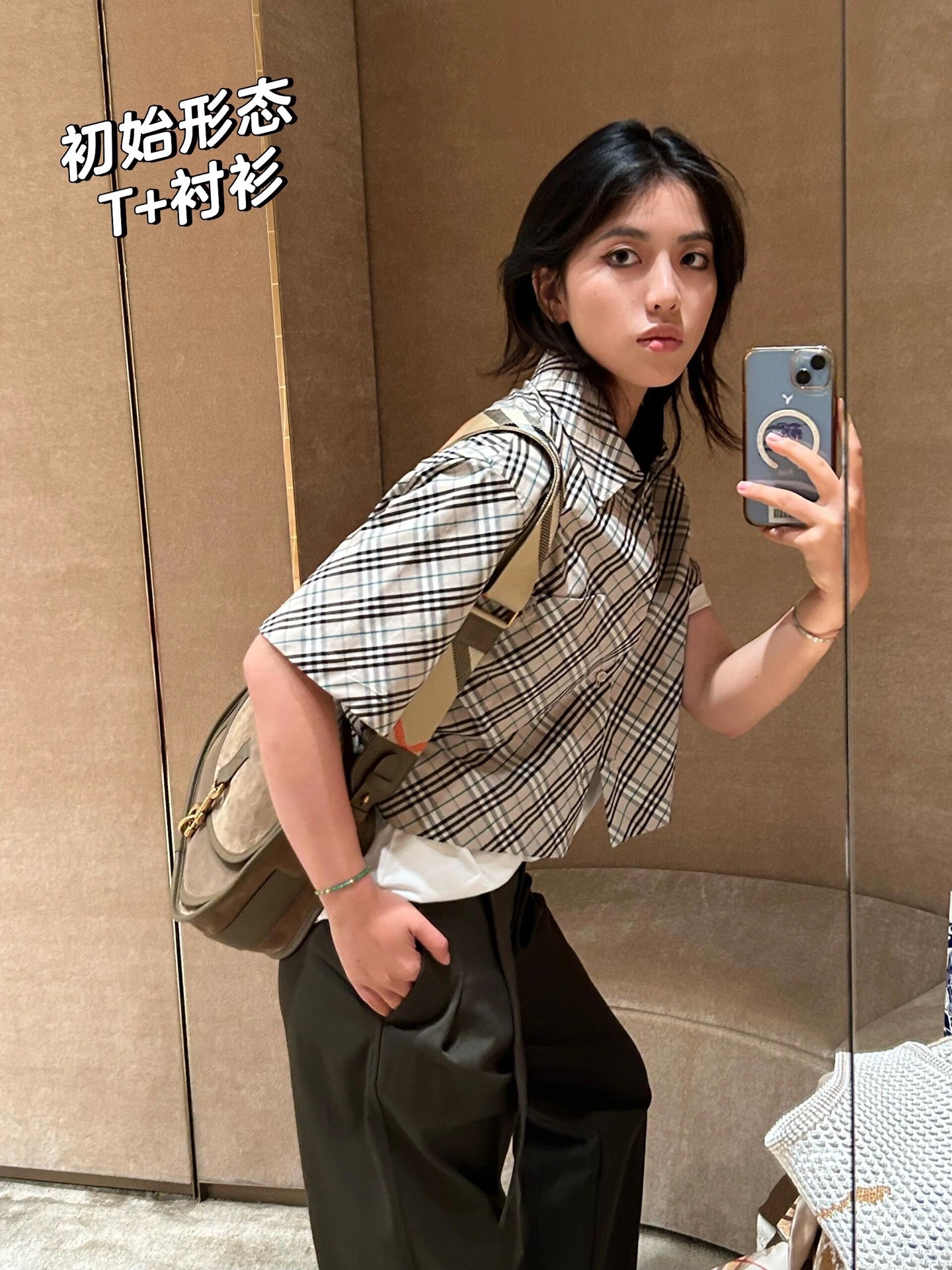 NO:427284,Burbe*ry 25ss Spring and Summer New Style Retro Checkered Short Sleeve Shirt丨Exclusive High Edition Production!  British college style H small short short sleeve shirt, style, upper body, age-reducing girlish temperament. Positioning shield embroidery, color woven Vintage printed shirt fabric workmanship quality depends on details. S/M/L, burberry, shirts, T-shirt, alexander wang19860909Burbe*ry 25ss春夏新款 复古格纹短袖衬衫丨独家高版出品！英伦学院风H小短款短袖衬衫 版型上身减龄少女气质.定位盾牌刺绣点缀,色织Vintage印花衬衫面料做工品质看细节.现货发售 S/M/L,,burberry,shirts,T-shirt,alexander wang,Women's clothing