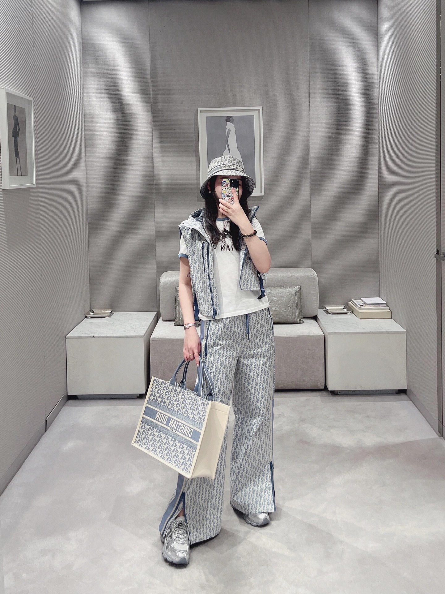 NO:427240,Dio* 25ss Spring and Summer New Style Blue and White Series Classic Presbyterian Casual Trousers | Exclusive High-end Production!  Imported technology taffeta Oblique jacquard fabric highlights the sporty style, with contrasting logo bar patterns on the sides to enhance the style, the classic elastic waist, zippered straight drawstring design creates a rich and diverse handsome style. The quality of workmanship depends on the details. S/M/L, dior, alexander wang is available in stock19860909Dio* 25ss春夏新款 蓝白系列经典老花休闲长裤丨独家高版出品！进口科技塔夫绸 Oblique 提花面料彰显运动风范,侧面饰以对比鲜明的标志条形图案提升格调,经典松紧腰头 裤脚拉链直筒抽绳设计打造丰富多元的帅气风格.做工品质看细节.现货发售S/M/L,,dior,alexander wang,Women's clothing