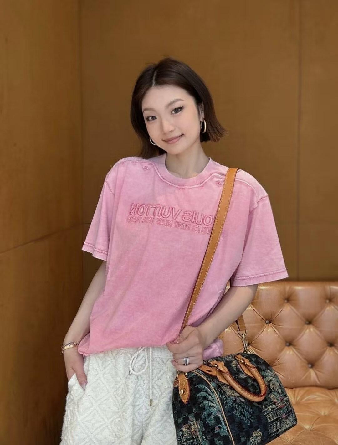 NO:427344,Louis Vuitto* 25Ss Spring and Summer New Style Letter Embroidered Washed Ribbed Short-Sleeve T-Shirt丨Exclusive yb development! High-end production! Presbyterian flower eyelets on the chest and collar are embroidered separately. Logo logo embroidery. Cotton wash fabric. After dyeing, it presents a lazy retro feel. The same style as men and women. S/M/L,,louis vuitton, T-shirt,tees, t-shirt,alexander wang19860909Louis Vuitto* 25Ss春夏新款 字母刺綉水洗罗纹短袖T恤丨独家yb开发！高版出品！胸前和衣领分别刺绣老花花卉孔眼 logo标识刺绣 棉水洗面料 经过染色工艺呈现慵懒复古感 做旧效果 男女同款 现货发售S/M/L,,louis vuitton,T-shirt,tees，t-shirt,alexander wang,Women's clothing