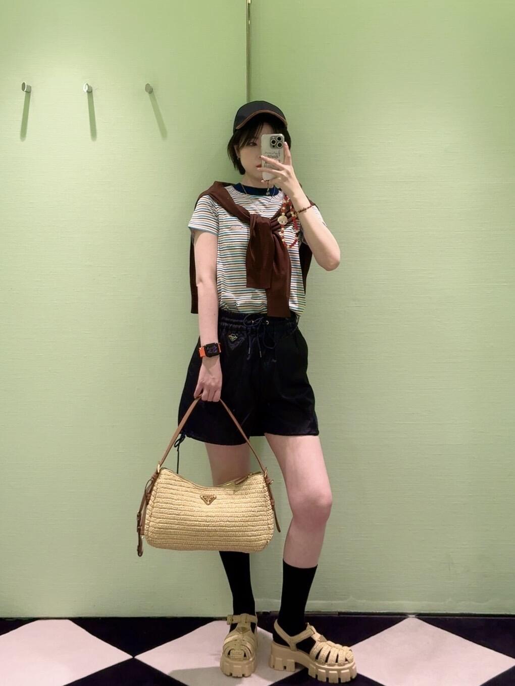 NO:428250,Prad* 25ss Spring and Summer New Drawstring Nylon Elastic Waist Casual Shorts | Exclusive yb development!  High-end production!  Nylon fabric is light and breathable, the iconic triangle mark is simple and eye-catching, and it is casually matched with a lazy style and is absolutely fashionable on the street~ It is highly recommended to get a must-have item!  Perfect workmanship quality depends on the details. S/M/L is available in stock, prada, shorts, alexander wang19860909Prad* 25ss春夏新款 抽绳尼龙松紧腰休闲短裤丨独家yb开发！高版出品！尼龙面料轻薄透气,标志性的三角标简约又吸睛,随意搭配慵懒风妥妥的街头时髦精～强烈推荐必入单品！完美做工品质看细节. 现货发售S/M/L,,prada,shorts,alexander wang,Women's clothing