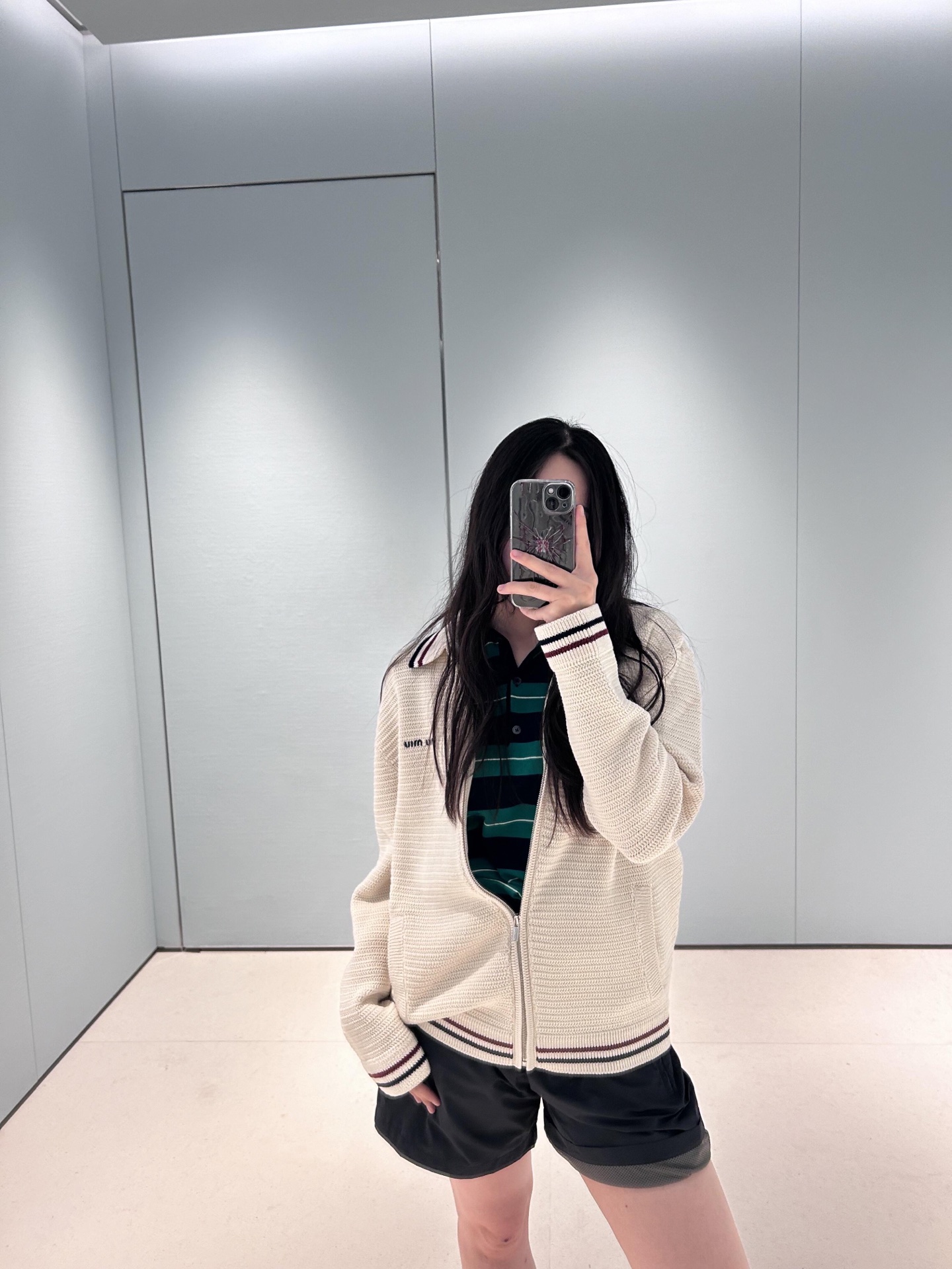 NO:428234,Miumi* 25Ss spring and summer new style contrasting striped knitted baseball uniform jacket丨Exclusive high-end production!  The embroidery label logo is low-key and luxurious, and white, rich and beautiful must be used as a magical tool!  The universal and versatile loose H-style style is super slimming!  Customized yarn process!  A sweet and cool girl temperament!  Workmanship quality depends on the details. S/M/L is available in stock, miumiu, jackets & coats, alexander wang19860909Miumi* 25Ss春夏新款 撞色条边针织棒球服外套丨独家高版出品！刺绣标签logo低调奢华,白富美必入神器！万能百搭宽松H版型超显瘦！进口纱线定制工艺！减龄甜酷辣妹气质！做工品质看细节.现货发售S/M/L,,miumiu,jackets & coats,alexander wang,Women's clothing