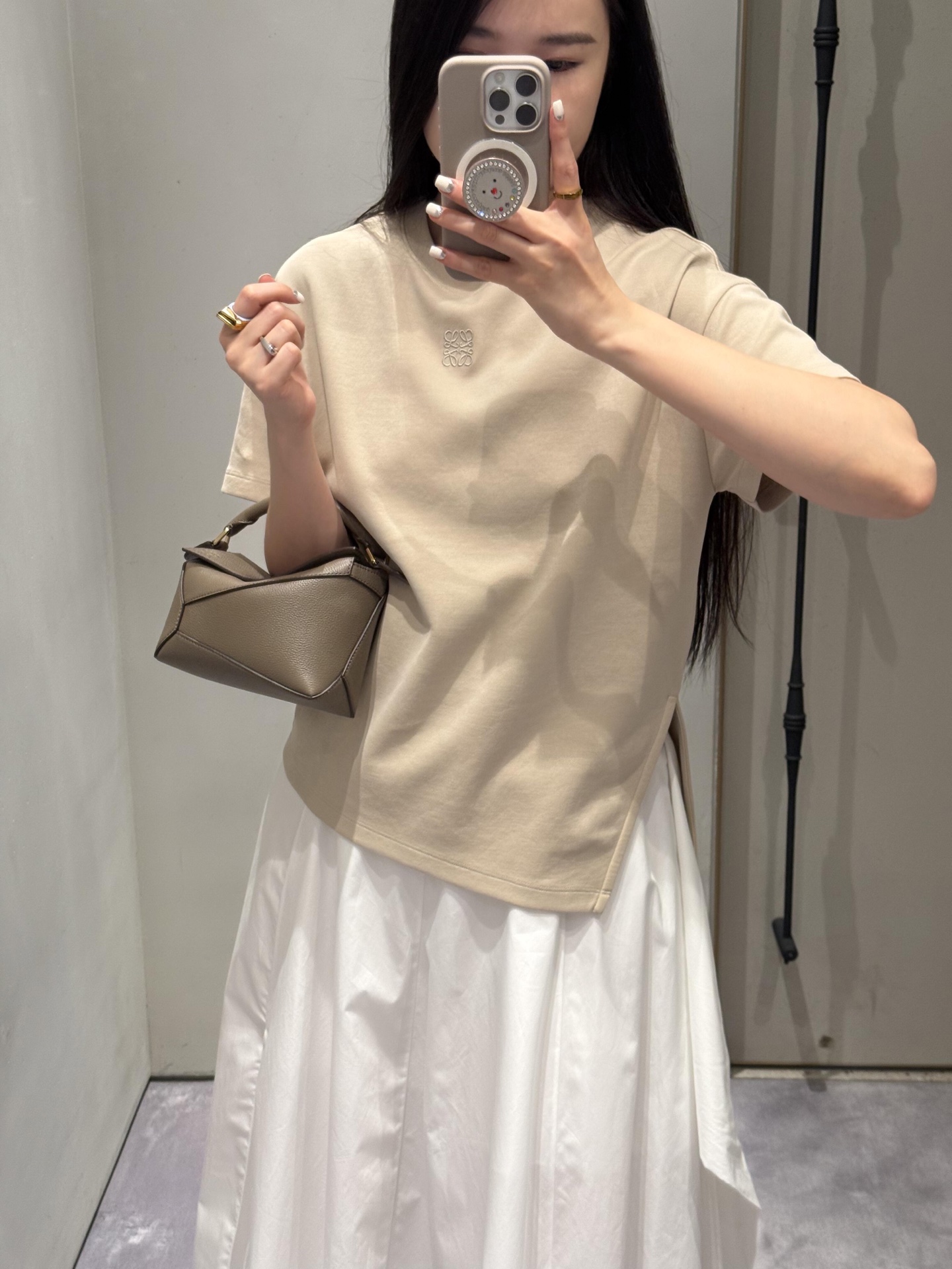 NO:428930,Loew* 25Ss spring and summer new style round neck small logo embroidered logo short-sleeved T-shirt丨Exclusive high-end production!  Custom tailoring design, pure cotton material and comfort. The simple and atmospheric small-size design really shows the figure, the right length of the clothes visually automatically divides the figure into a golden ratio, whether it is worn alone or under the base. S/M/L is available in stock, loewe, T-shirt, tees, t-shirt, gold, alexander wang19860909Loew* 25Ss春夏新款 圆领小标刺绣logo短袖T恤丨独家高版出品！定制裁剪设计,纯棉材质与舒适度兼具.简约大气的小版型设计真的巨显身材,恰到好处的衣长 视觉自动将身材分割出黄金比例,无论单穿或者打底都很绝.现货发售S/M/L,,loewe,T-shirt,tees，t-shirt,gold,alexander wang,Women's clothing