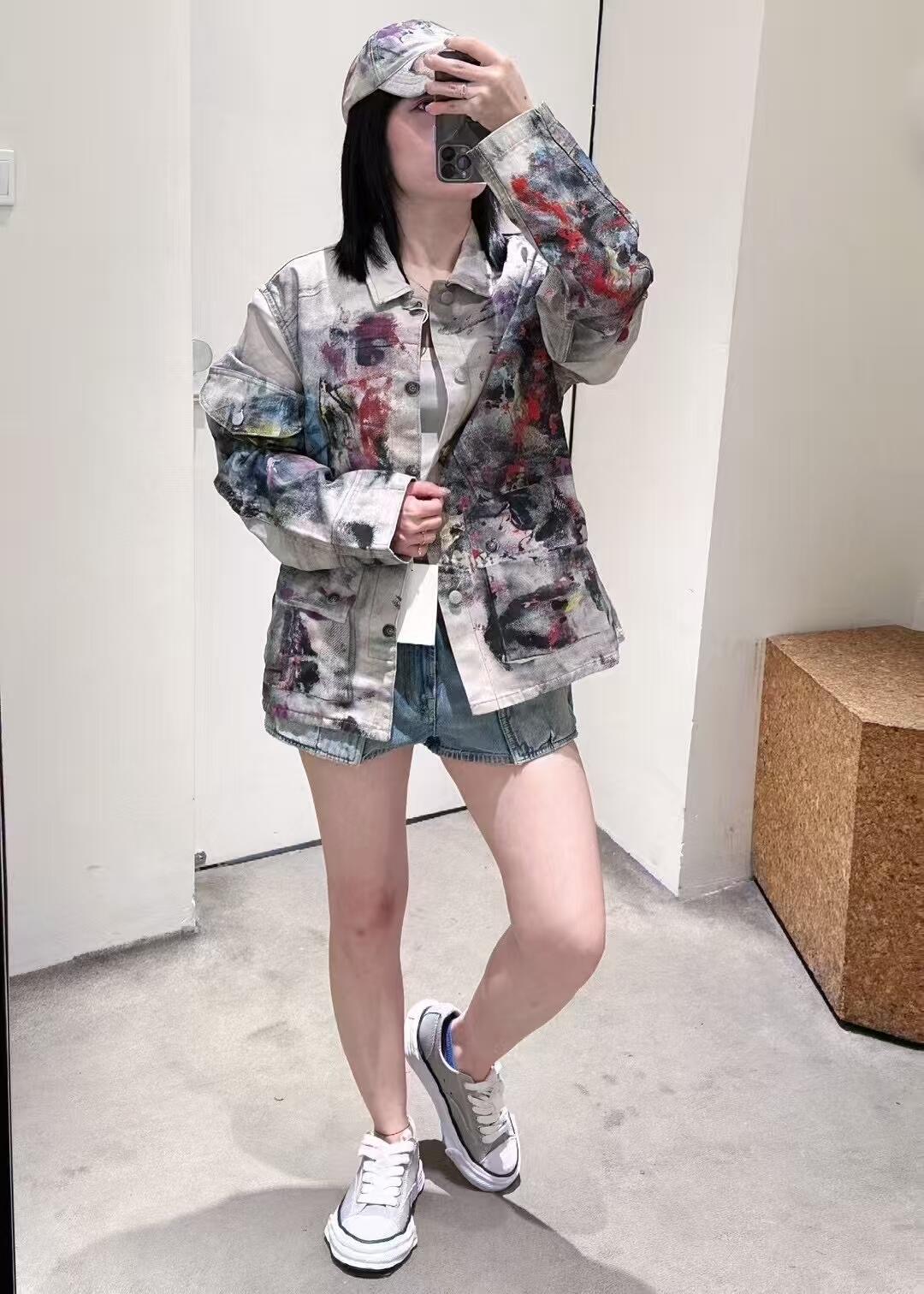 NO:428910,Acne Stud*o 25Ss spring and summer new style painted tie-dye oil painting made of old denim jackets | Exclusive yb development!  High-end production!  The same style of men and women adopts 3D printing technology, and the ink-splashing oil painting elements are presented in three-dimensionally, with rich colors without losing coordination, creating a unique 'colorful black'. The rich sense of art and retro and old texture make every graffiti look like carefully crafted brushstrokes. The whole set is more recommended~ Wear it and go out on the street, easily interpreting the cool style, and adding unique charm to daily shapes. On-site sale 44-46-48-50-52,,acne studios, jackets & coats,alexander wang19860909Acne Stud*o 25Ss春夏新款 彩绘扎染油画做旧牛仔外套丨独家yb开发！高版出品！男女同款 采用3D打印工艺,将泼墨油画元素立体呈现,色彩丰富而不失协调,打造出别具一格的“五彩斑斓的黑”.浓郁的艺术感与复古做旧质感相融,让每一处涂鸦都似精心雕琢的笔触.整套搭配更推荐～穿上它出街,轻松诠释酷飒风格,为日常造型增添独特魅力.现货发售44-46-48-50-52,,acne studios,jackets & coats,alexander wang,Women's clothing