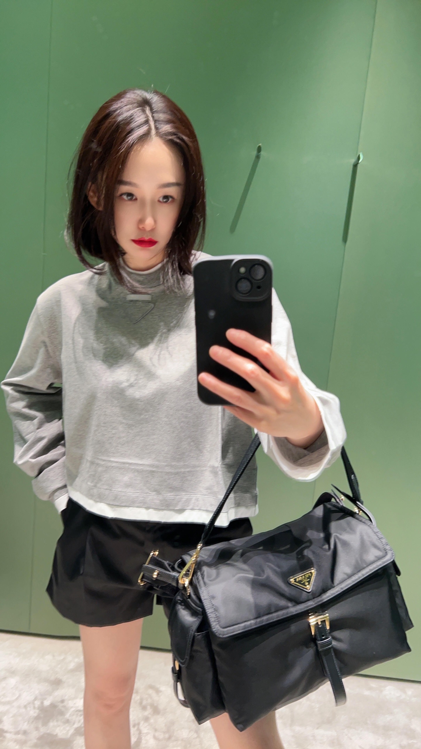 NO:429488,Prad* 25Ss Spring and Summer New Style Fake Two-piece Long Sleeve T-shirt | Exclusive yb development!  High-end production!  Imported pure cotton fabric has a super texture and is loose and short style that doesn’t pick on the figure!  It has a very inclusive nature. Both pear-shaped figure and apple-shaped figure are suitable for matching with the classic patch triangle label sweet and cool girl's handsome and casual temperament!  The upper body looks slim and tall and versatile!  It can also be used as a sunscreen when it is hot, and it is highly recommended to keep it yourself!  S/M/L, prada,tees, t-shirt,alexander wang19860909Prad* 25Ss春夏新款 假两件长袖T恤丨独家yb开发！高版出品！进口纯棉面料质感超赞宽松小短款版型不挑身材！包容性很好,梨型身材和苹果型身材都适合搭配经典贴布三角标甜酷风少女帅气随性气质！版型上身显瘦高挑又百搭！天热的时候也能当个防晒,强烈推荐自留款！现货发售S/M/L,,prada,tees，t-shirt,alexander wang,Women's clothing