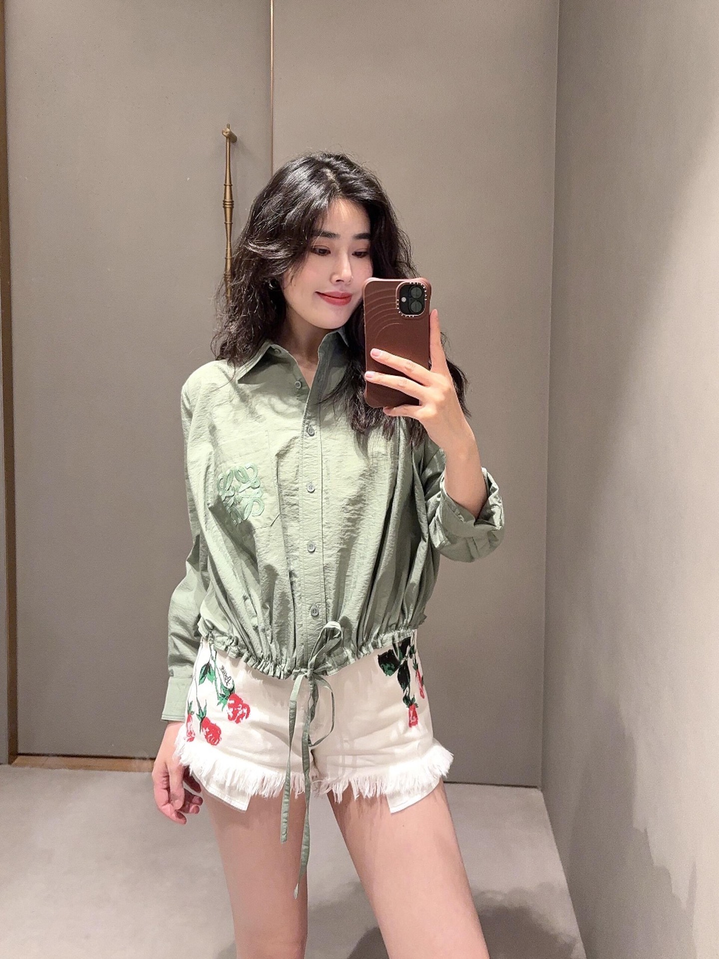 NO:429516,Loew* 25Ss Spring and Summer New Embroidered Lightweight Textured Cotton Poplin Shirt丨Exclusive yb development!  High-end production!  A small shirt with a simple design that looks ordinary, with straw logo embroidery on the chest, a small thought design with a slit back is low-key and sexy, and the loose silhouette drawstring hem is cut without picking on people's style and casual and handsome. It is highly recommended to keep it yourself!  S/M/L, loewe, espadrilles,shirts,alexander wang19860909Loew* 25Ss春夏新款 刺绣轻质纹理棉质府绸衬衫丨独家yb开发！高版出品！简约设计感看似平平无奇的一件小衬衫,胸部饰有草编徽标刺绣,后背开叉的小心思设计低调又性感,宽松廓形抽绳下摆剪裁不挑人版型随性帅气.强烈推荐自留款！现货发售S/M/L,,loewe,espadrilles,shirts,alexander wang,Women's clothing