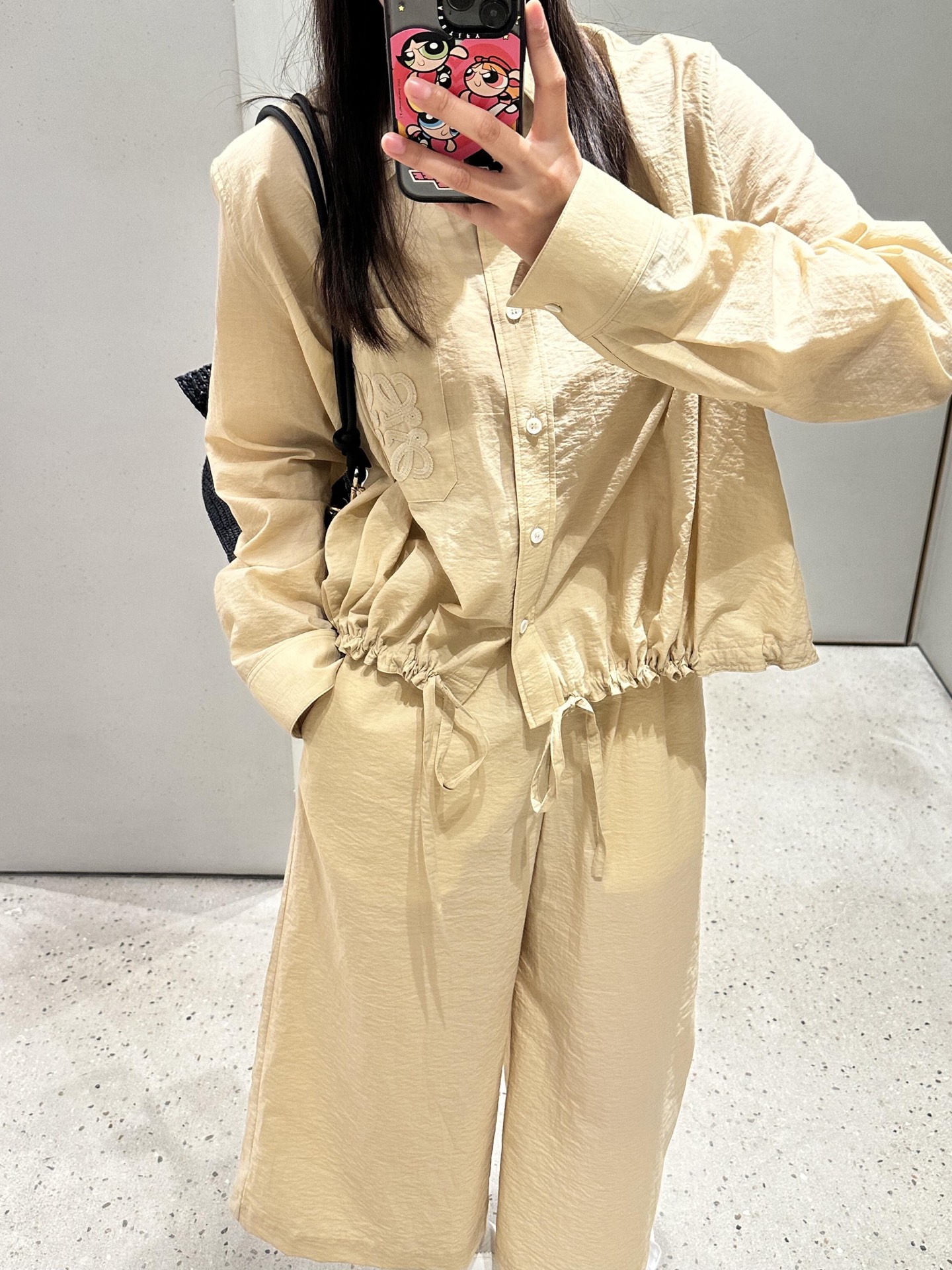 NO:429495,Loew* 25Ss spring and summer new style, stretch-waist nine-point wide-leg pants | Exclusive yb development!  High-end production!  High waist elastic nine-point straight wide-leg curly trousers, with the rear hip embroidered logo pocket decoration, showing the brand tone. The inner side of the waist is decorated with striped elements and logo letter logo embellishment to add layering to the styling. The umbrella cut makes the pants look dynamic like a skirt. The style covers the flesh and is inclusive. It can be matched with the same series of shirts. Daily commuting is casually worn to create a relaxed and fashionable feeling. S/M/L, loewe, skirts, shirts, alexander wang19860909Loew* 25Ss春夏新款 弹力腰九分阔腿裤丨独家yb开发！高版出品！高腰松紧九分直筒阔腿卷边裤型 后臀点缀标志性刺绣徽标口袋装饰 彰显品牌调性 裤腰内侧沿用条纹元素配合标志字母徽标点缀装饰 增添造型层次感 伞状裁剪让裤子穿出裙子般的动感 版型遮肉包容 可搭配同系列衬衫 日常通勤随意穿搭出松弛时髦感 现货发售S/M/L,,loewe,skirts,shirts,alexander wang,Women's clothing