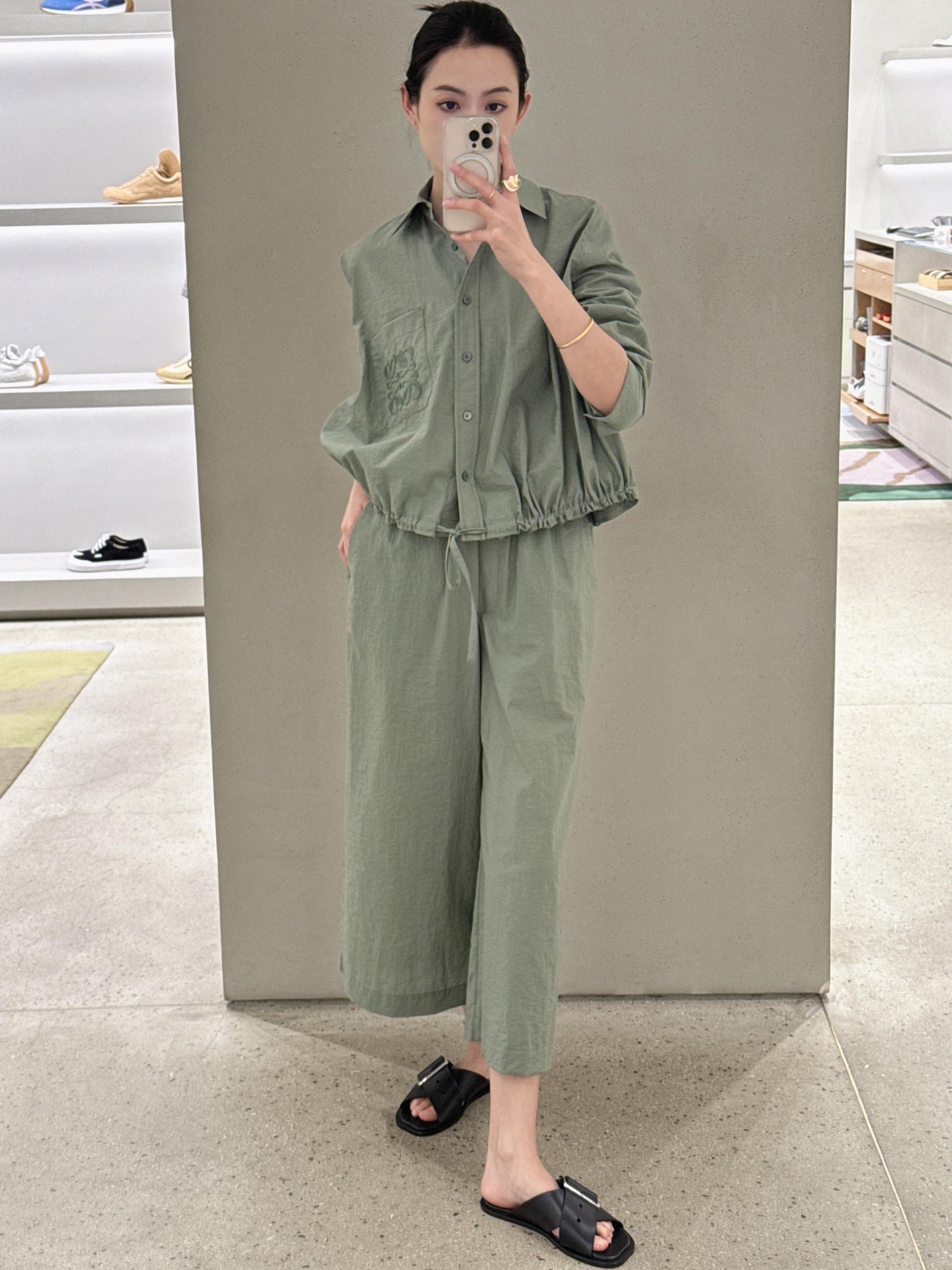 NO:429505,Loew* 25Ss spring and summer new style, stretch-waist nine-point wide-leg pants | Exclusive yb development!  High-end production!  High waist elastic nine-point straight wide-leg curly trousers, with the rear hip embroidered logo pocket decoration, showing the brand tone. The inner side of the waist is decorated with striped elements and logo letter logo embellishment to add layering to the styling. The umbrella cut makes the pants look dynamic like a skirt. The style covers the flesh and is inclusive. It can be matched with the same series of shirts. Daily commuting is casually worn to create a relaxed and fashionable feeling. S/M/L, loewe, skirts, shirts, alexander wang19860909Loew* 25Ss春夏新款 弹力腰九分阔腿裤丨独家yb开发！高版出品！高腰松紧九分直筒阔腿卷边裤型 后臀点缀标志性刺绣徽标口袋装饰 彰显品牌调性 裤腰内侧沿用条纹元素配合标志字母徽标点缀装饰 增添造型层次感 伞状裁剪让裤子穿出裙子般的动感 版型遮肉包容 可搭配同系列衬衫 日常通勤随意穿搭出松弛时髦感 现货发售S/M/L,,loewe,skirts,shirts,alexander wang,Women's clothing