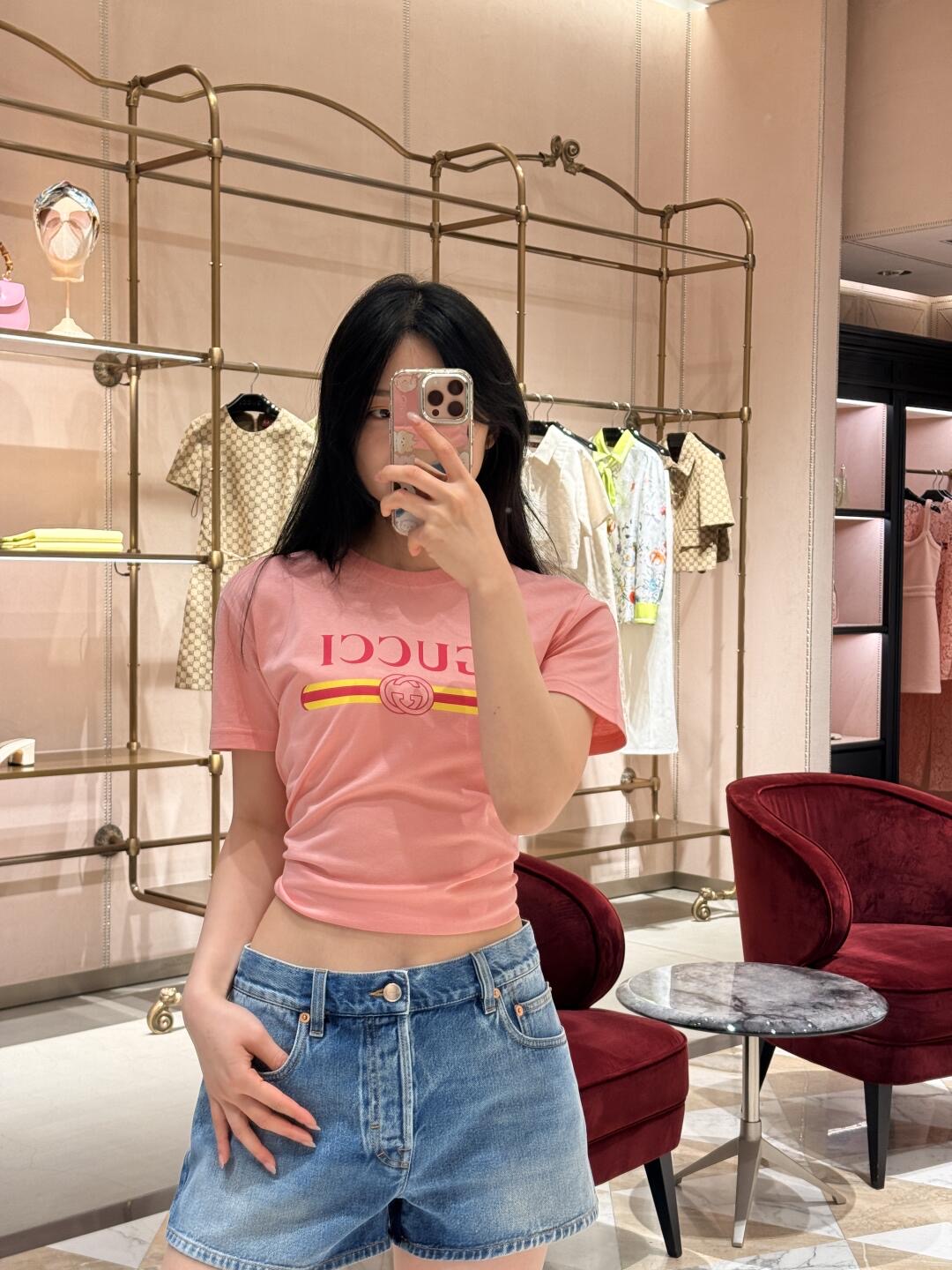 NO:430328,Guc*i 25fw early autumn new style, tender pink yellow stripes logo printed short-sleeved T-shirt丨Exclusive yb development!  High-end production!  The pink and tender color scheme is a brand new interpretation of classic design elements and classic patterns. It is fit and comfortable to cut, and it is not big or small to fit the body and make it look slimming very well. It is exquisite, fashionable and versatile in daily life!  S/M/L, gucci, T-shirt,tees, t-shirt,alexander wang19860909Guc*i 25fw早秋新款 嫩粉色黄条logo徽标印花短袖T恤丨独家yb开发！高版出品！粉粉嫩嫩的配色全新演绎经典设计元素和经典图案 合身舒适版型裁剪,不大不小贴合身形显瘦效果非常好,日常精致时髦又百搭！现货发售S/M/L,,gucci,T-shirt,tees，t-shirt,alexander wang,Women's clothing